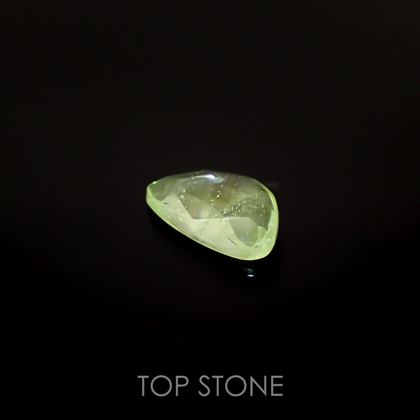 ◇ローズカット◇バナジウムコーネルピン(宝石名コーネルピン)タンザニア・タンガ州産 0.60ct 識別済[220115545]7.4x4.7mm前後