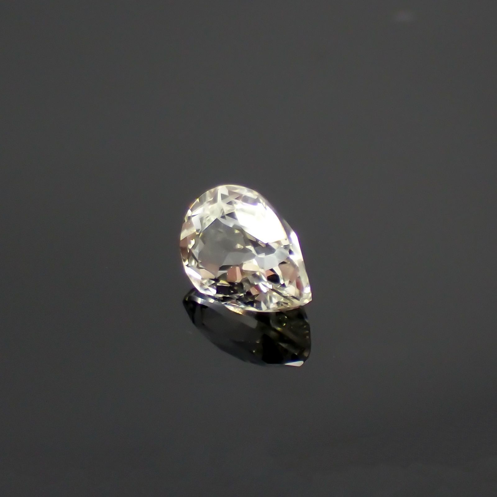 リューコガーネット(宝石名ホワイト グロッシュラー・ガーネット) ビルマ産 0.498ct ソ付(彩珠)[210711727]5.5×4mm前後