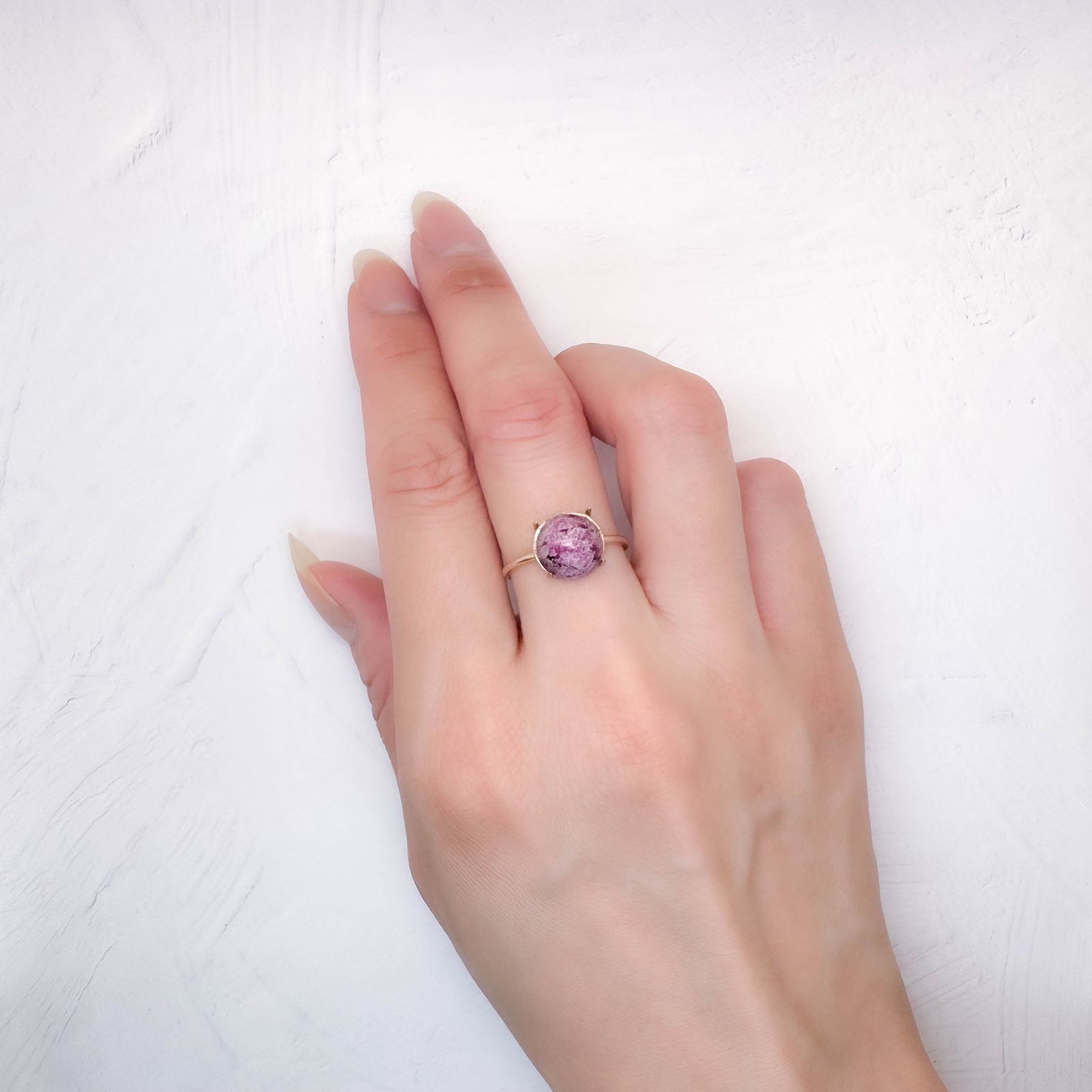 レッドベリル/ピンクベリル(母岩付き) アメリカ・ユタ州産 2.78ct [250730897]9.3x9.3mm前後