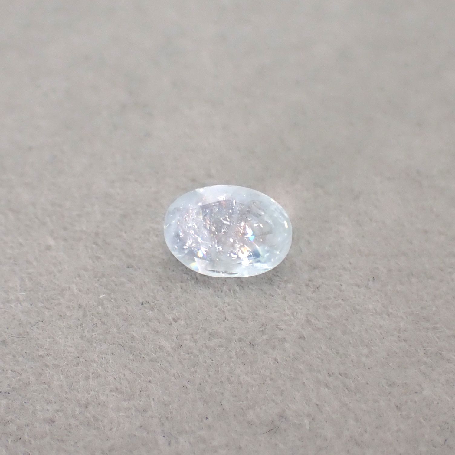イリデッセンスアクアマリン ブラジル産 0.59ct / 6.9x4.9mm前後 [250730848]