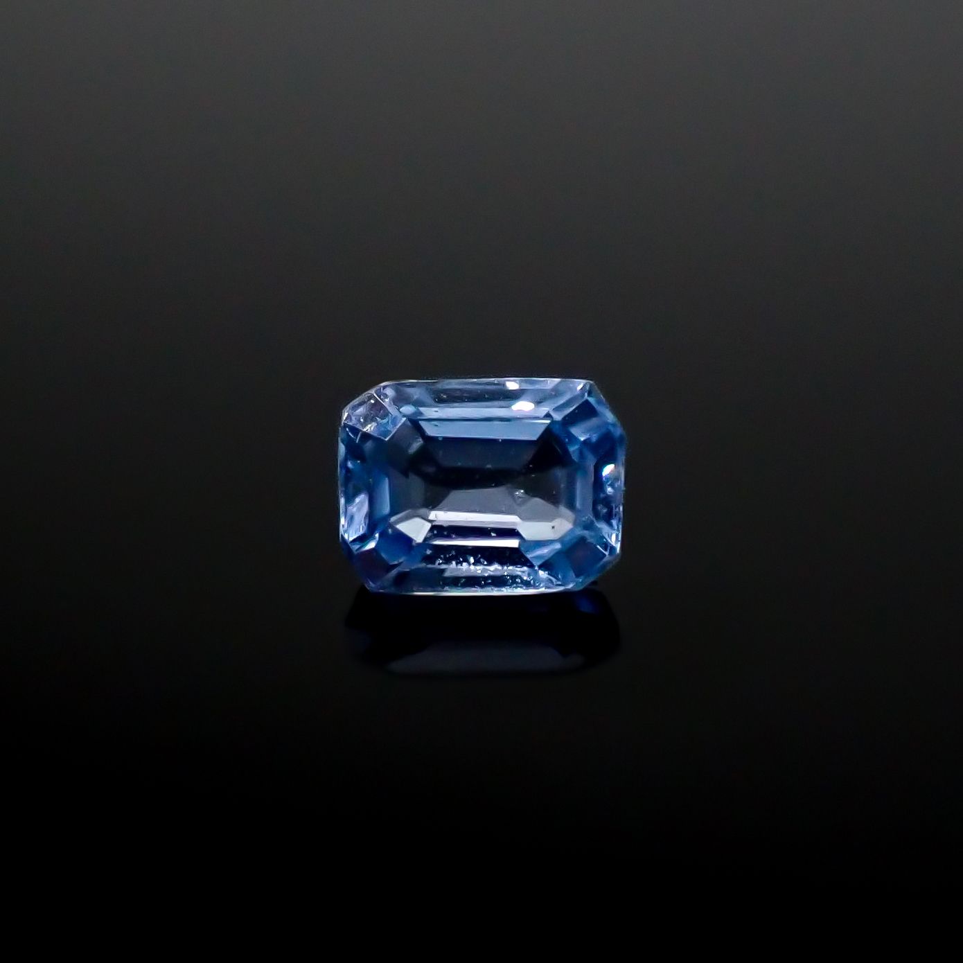 アイスブルーサファイア スリランカ産 0.27ct [241229591]3.9x2.9mm前後