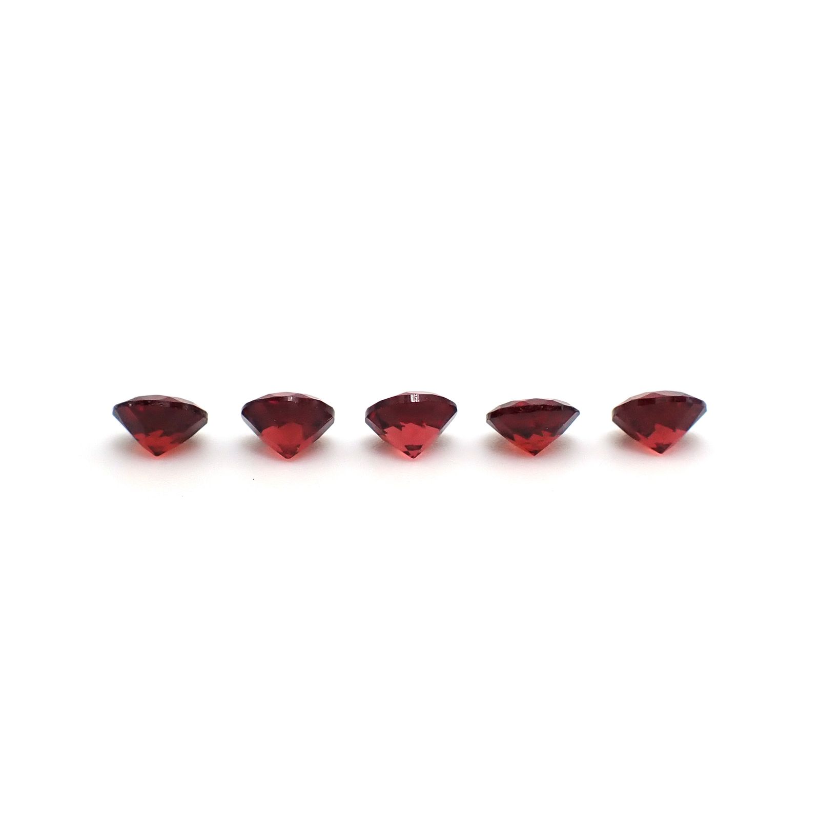 ◇ランダムセレクト◇パイロープアルマンディンガーネット モザンビーク産 約0.40ct / 4.5x4.5mm前後 [260532202-PAC]