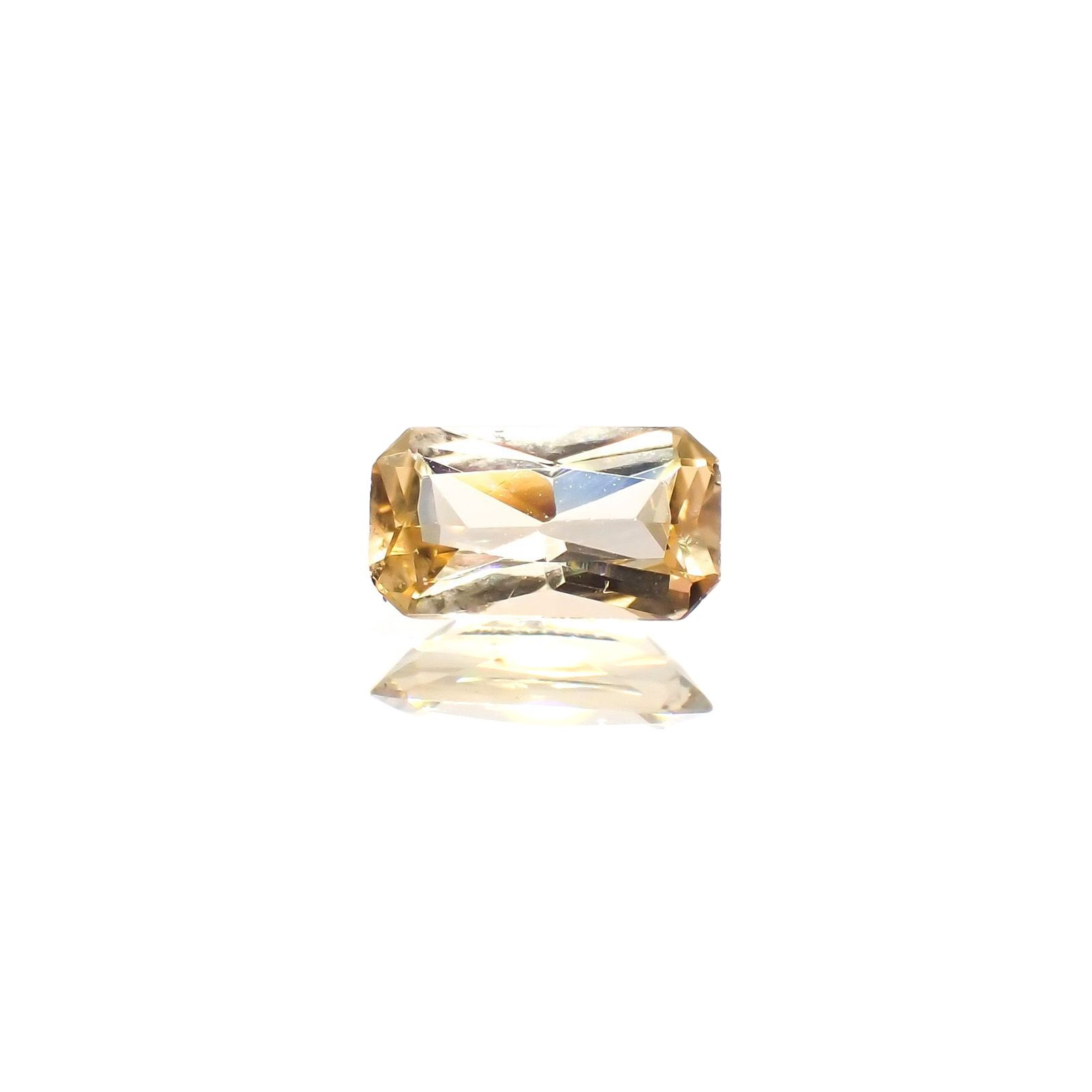 インペリアルトパーズ(宝石名トパーズ)ブラジル産 識別済 0.64ct / 7.6x4.2mm前後 [220114964]