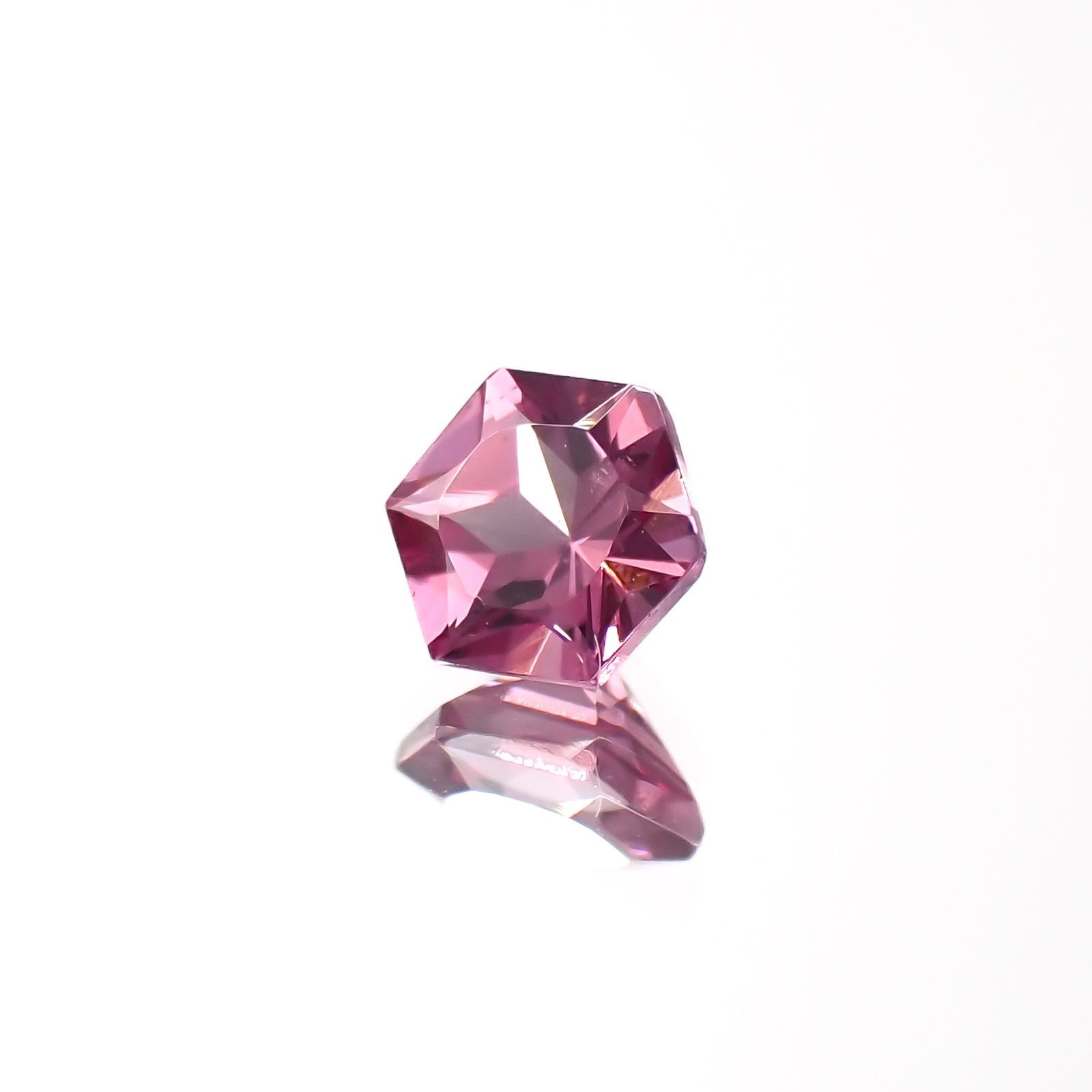 ◇ヘキサゴンカット◇カラーシフトマラヤガーネットSA(宝石名ガーネット)タンザニア産 0.37ct 識別済[220918042]4.1x4.1mm前後