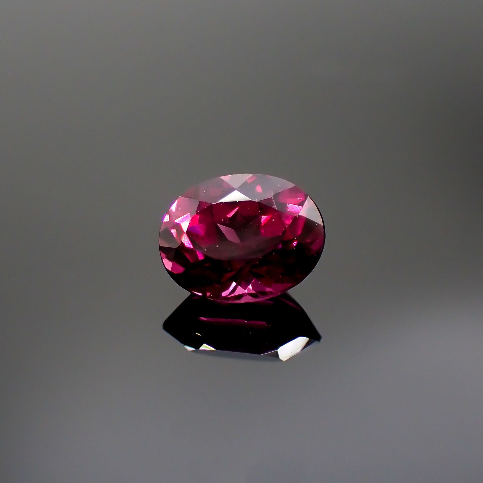 ロードライトガーネット(宝石名ロードライト・ガーネット)ブラジル産 1.93ct 識別済[220717058]8.1x6.4mm前後