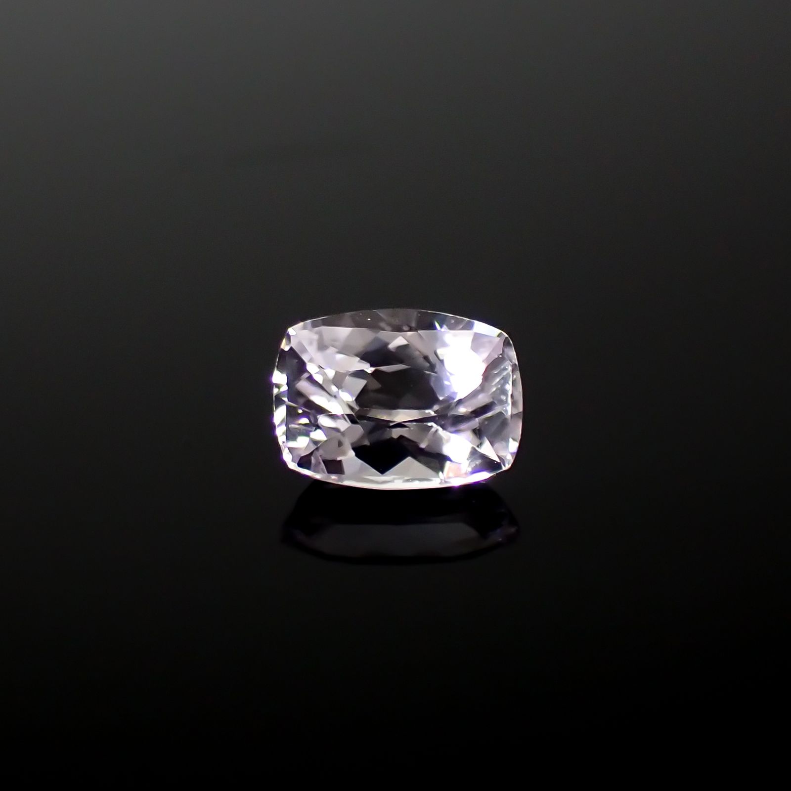 アイスラベンダーサファイア(宝石名サファイア)スリランカ/マダガスカル産 0.63ct 識別済[240226286]5.6x4.1mm前後