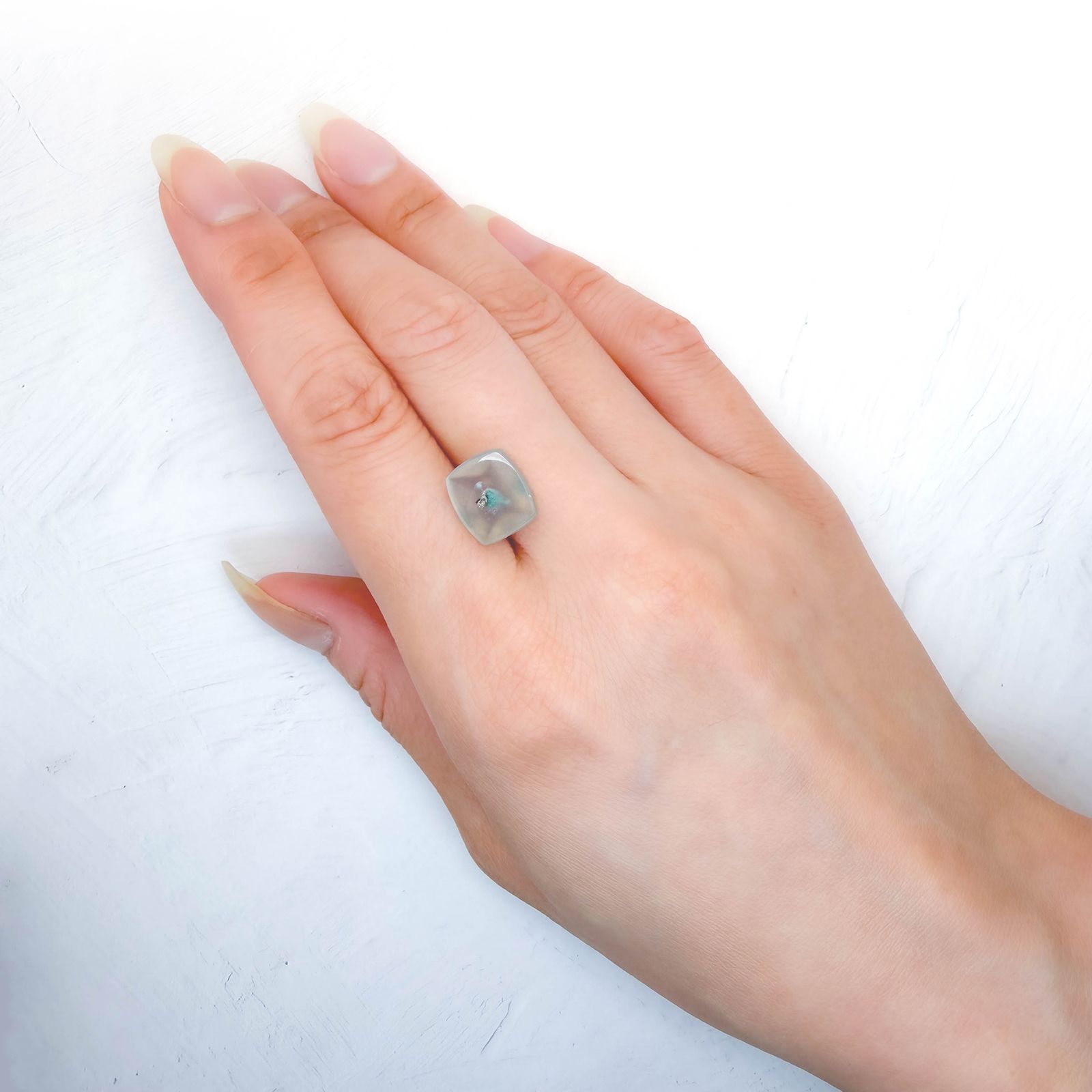 コッパークリソコラインカルセドニー インドネシア産 4.77ct / 11.2x9.9mm前後 [260932795]