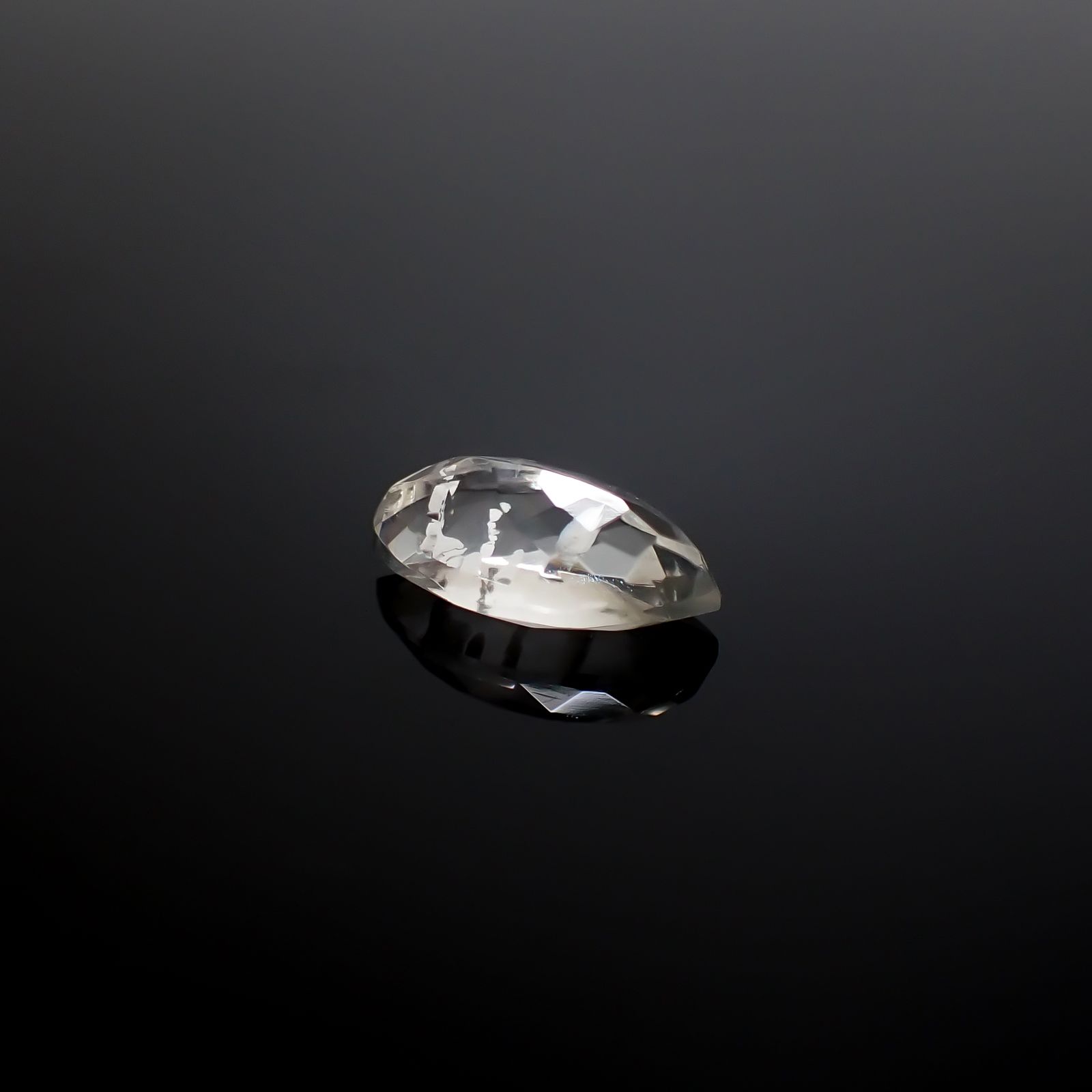 マラウイムーンストーン マラウイ共和国産 3.21ct / 13.6x7.2mm前後 [260331826]