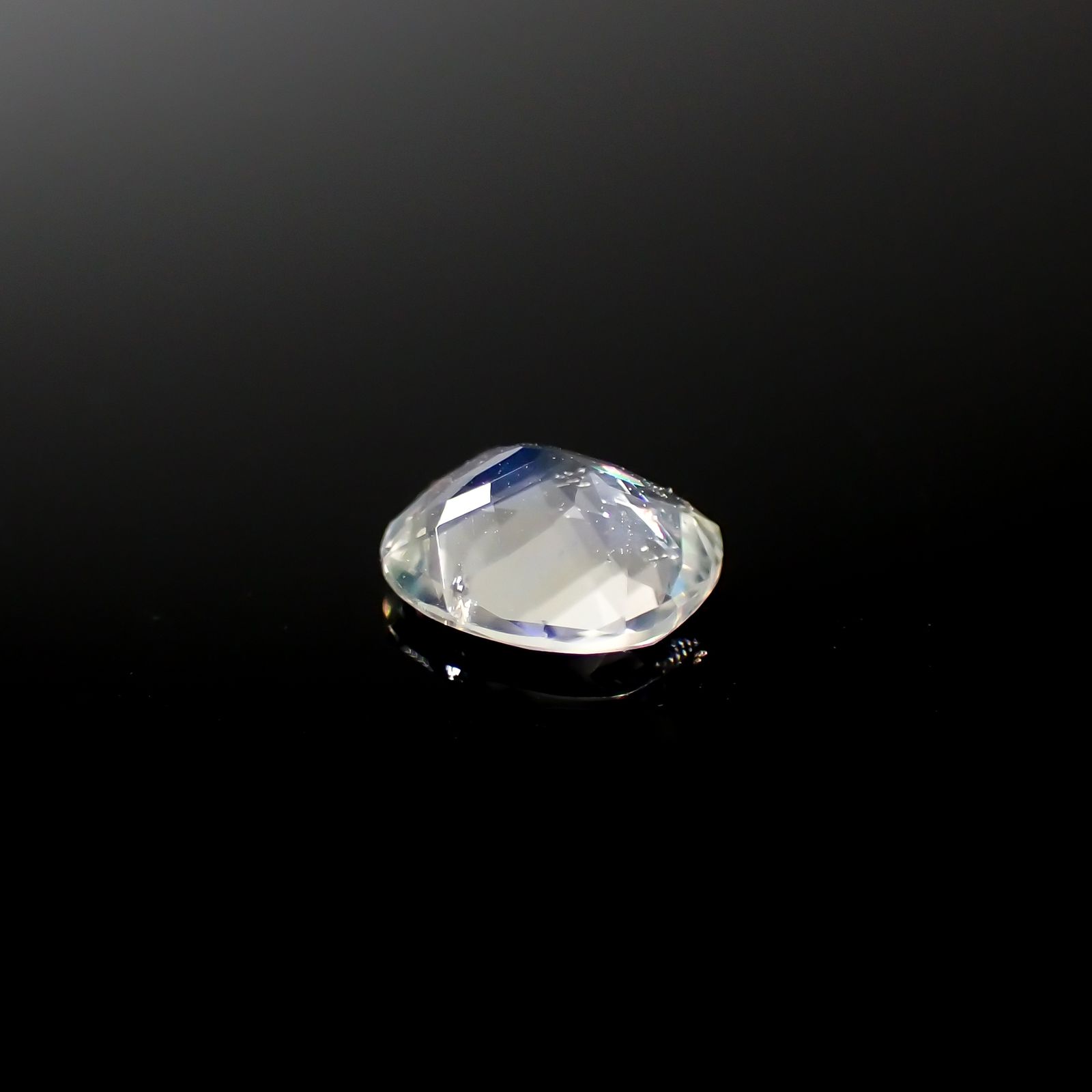 レインボームーンストーン ザンビア産 0.53ct[231224797]5.9x5.2mm前後