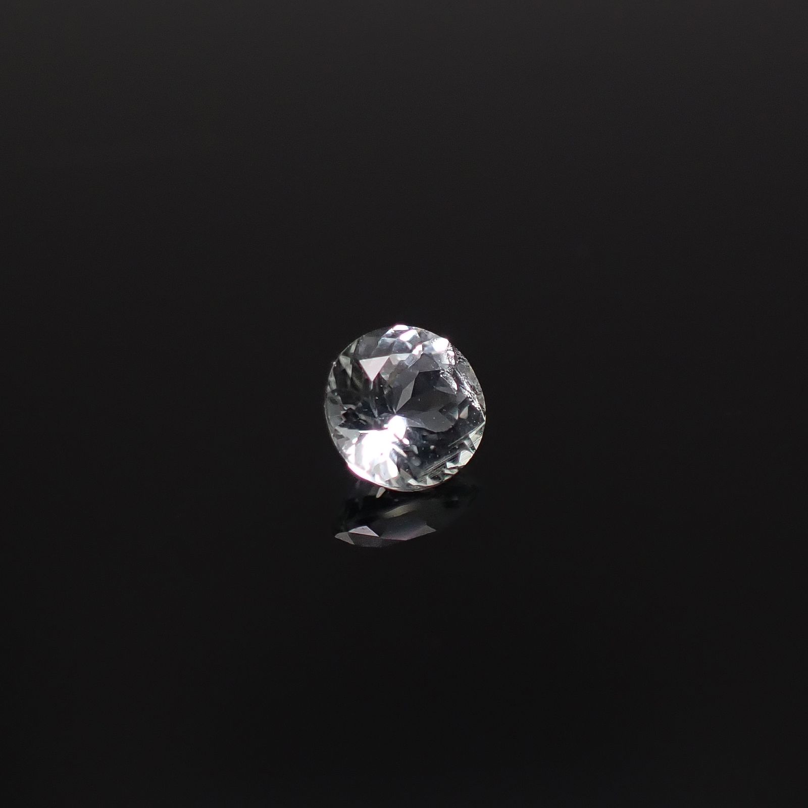 アクロアイト ナイジェリア産 0.29ct / 4.2x4.1mm前後 [251231354]