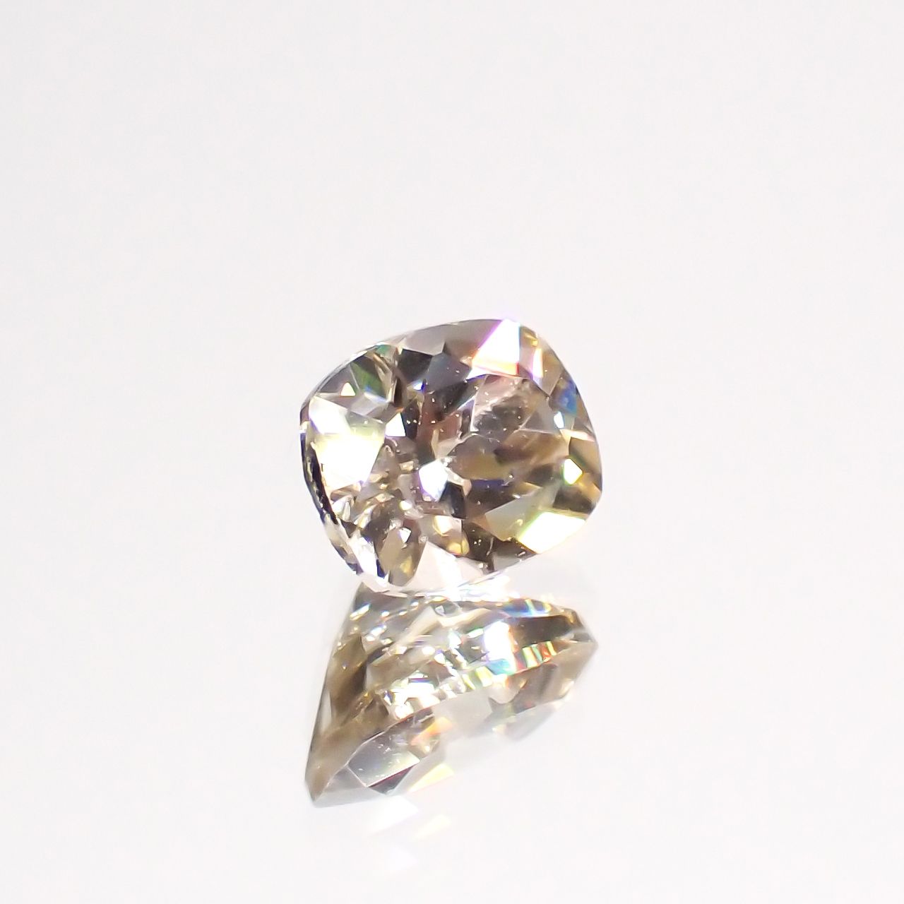シャンパンカラージルコン(宝石名ジルコン)スリランカ/カンボジア産 0.76ct 識別済[230722985]5.1x4.1mm前後