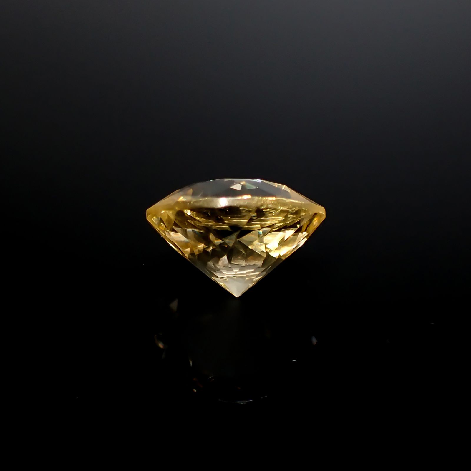 アラゴナイト フォスフォレッセンス(宝石名フォスフォレッセンス・アラゴナイト)チェコ共和国産 11.832ct ソ付(彩珠)[250129778]15.1x15.2mm前後