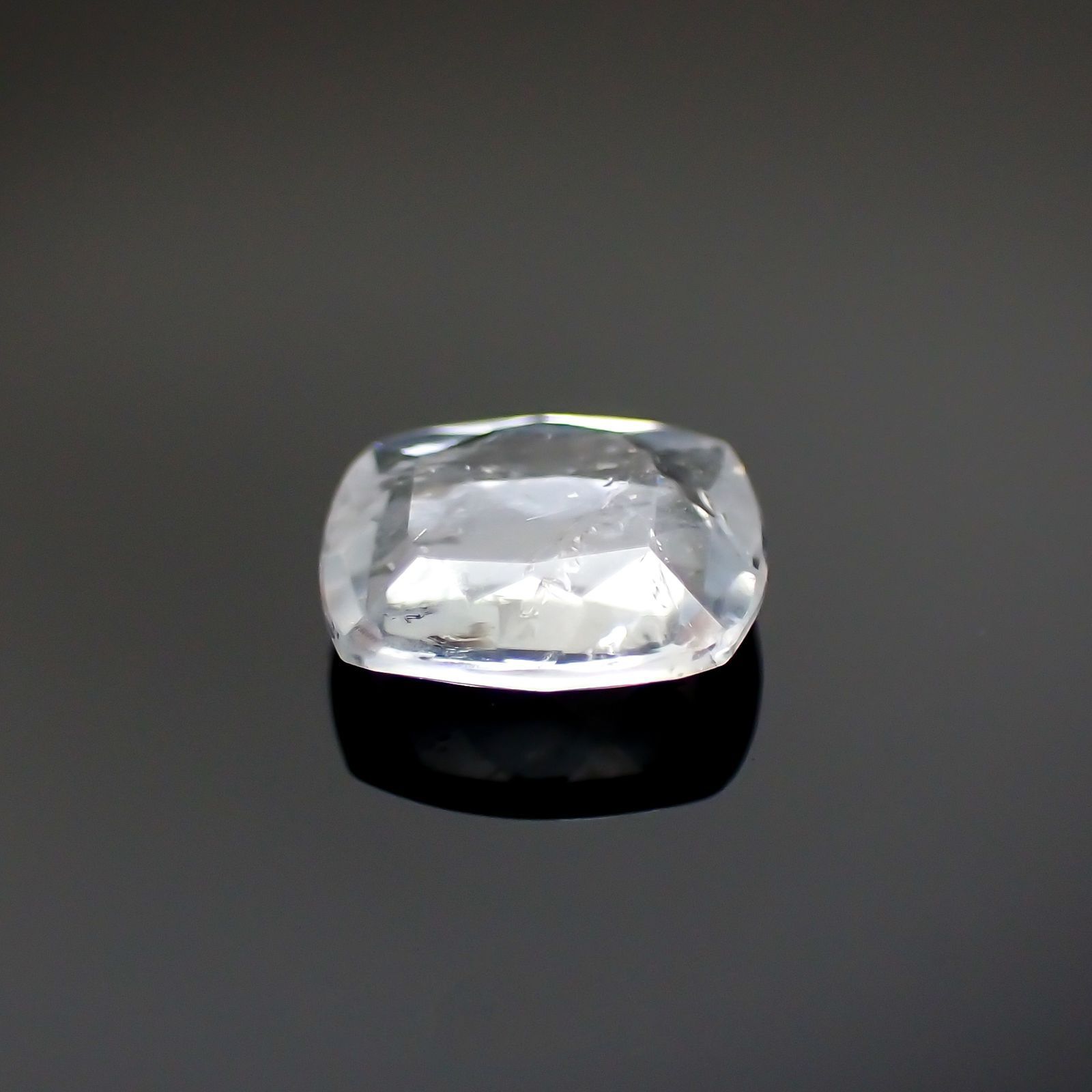 ユークレース(宝石名ユークレース)ブラジル産 0.488ct ソ付(彩珠)[230522046]5.7x4.8mm前後