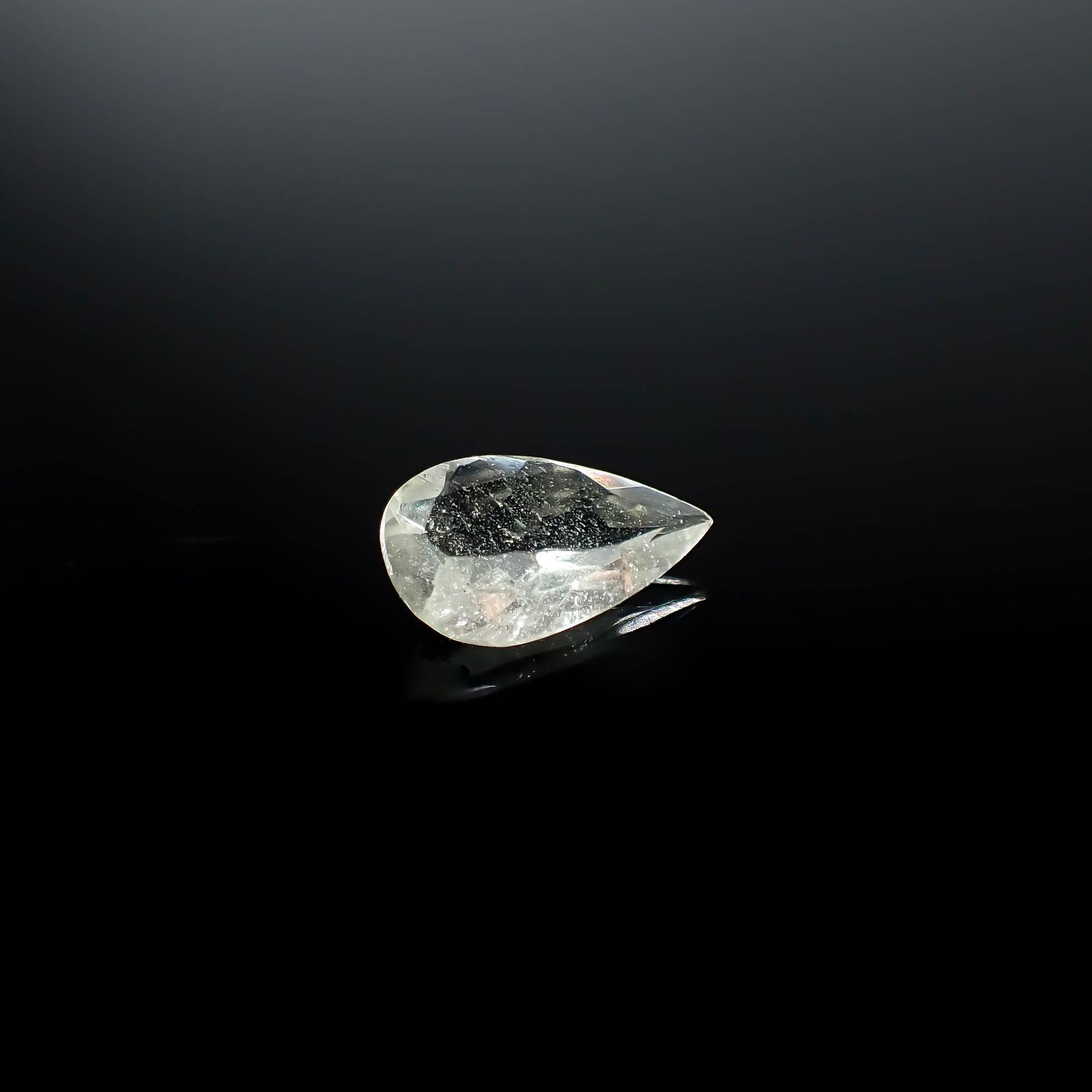 リビアングラス 発見地：エジプト・リビア砂漠 1.96ct / 13.9x8mm前後 [251131310]