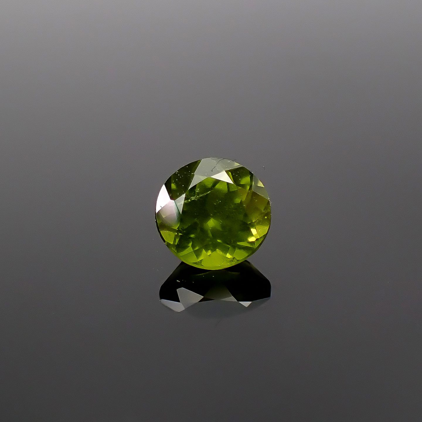 ベスビアナイト(アイドクレース) ケニア産 0.89ct / 5.9x5.8mm前後 [260231715]