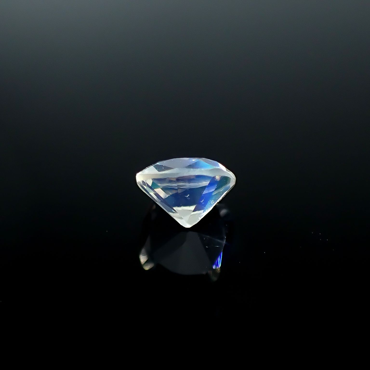 レインボームーンストーン タンザニア産 0.53ct [250730920]5.3x5.2mm前後