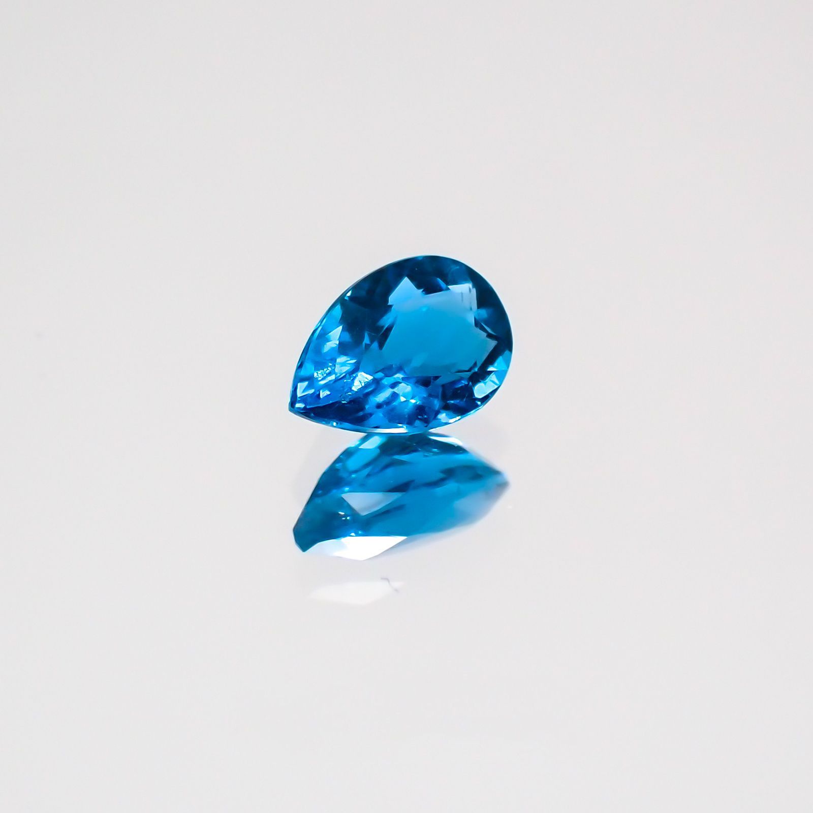アウイナイト フルオレッセンス(宝石名アウイナイト) ドイツ産 0.166ct ソ付(日独)[210210034]4.5×3.3mm前後