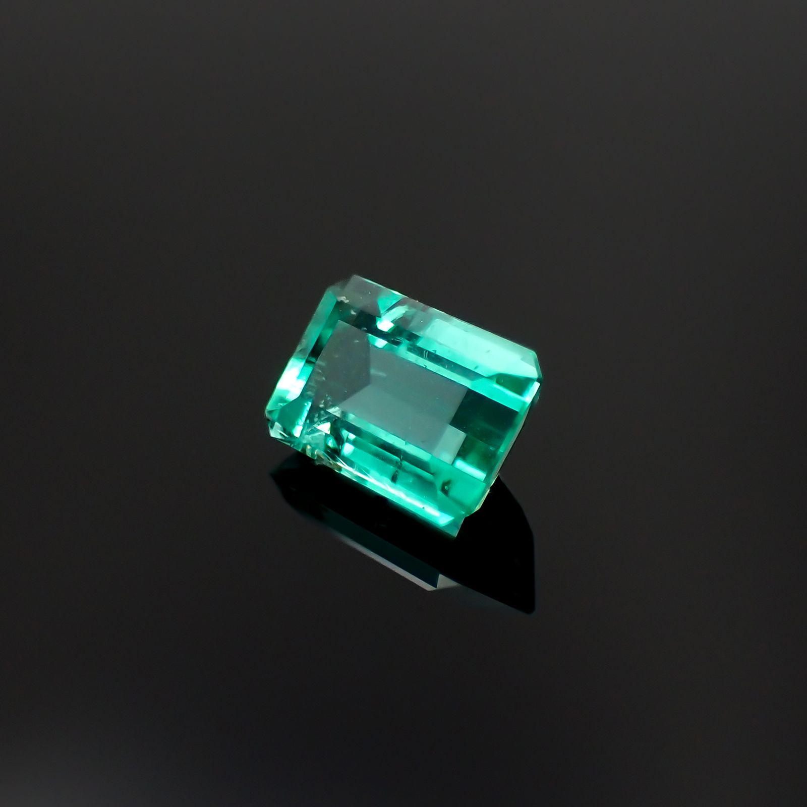 ノンオイルエメラルド(宝石名エメラルド)コロンビア産 0.69ct GIA鑑付[230823282]6.47x4.43mm前後