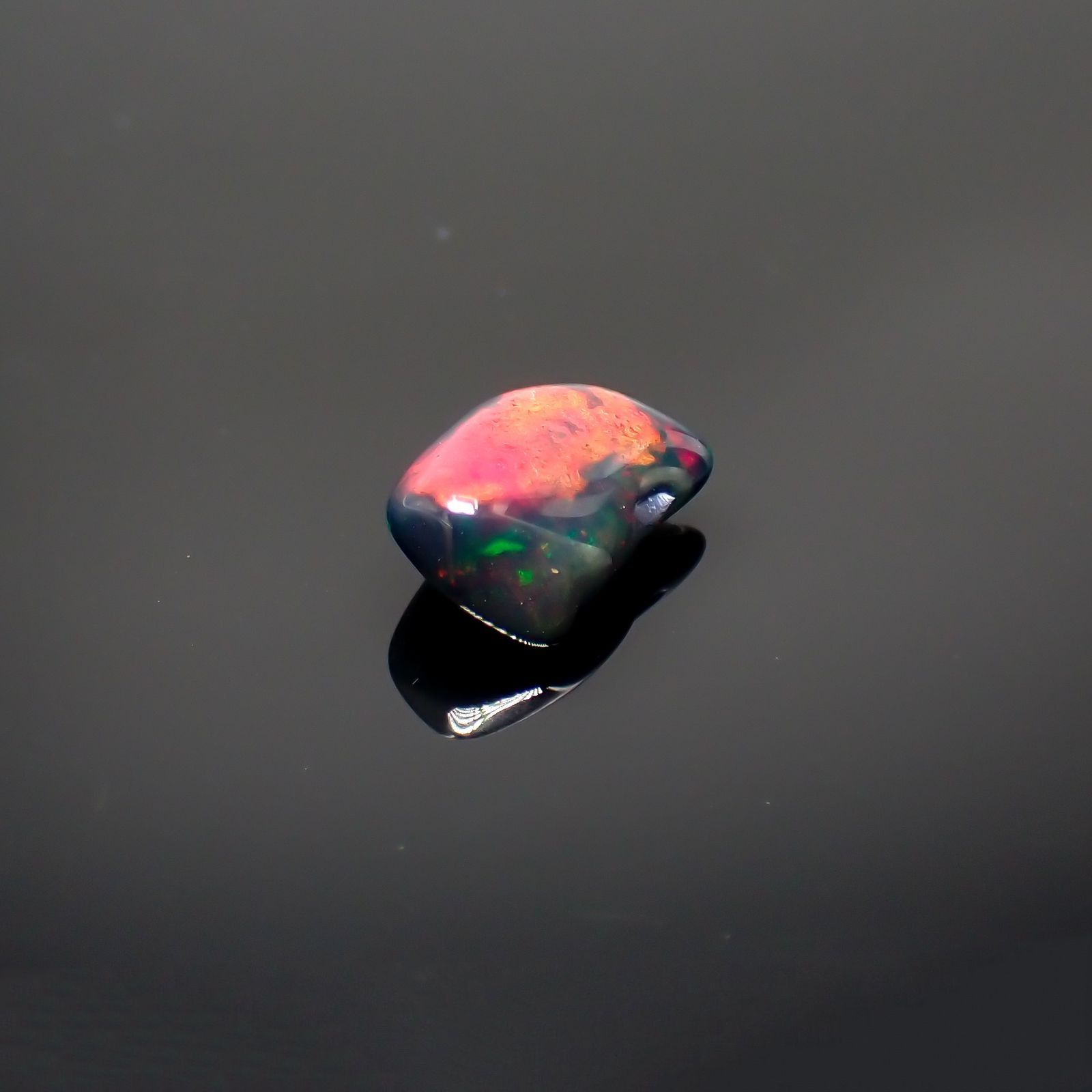 ◇バロック型◇ブラックオパール(宝石名オパール/加熱処理) エチオピア産 識別済 1.17ct / 9.7x6.7mm前後 [211013509]