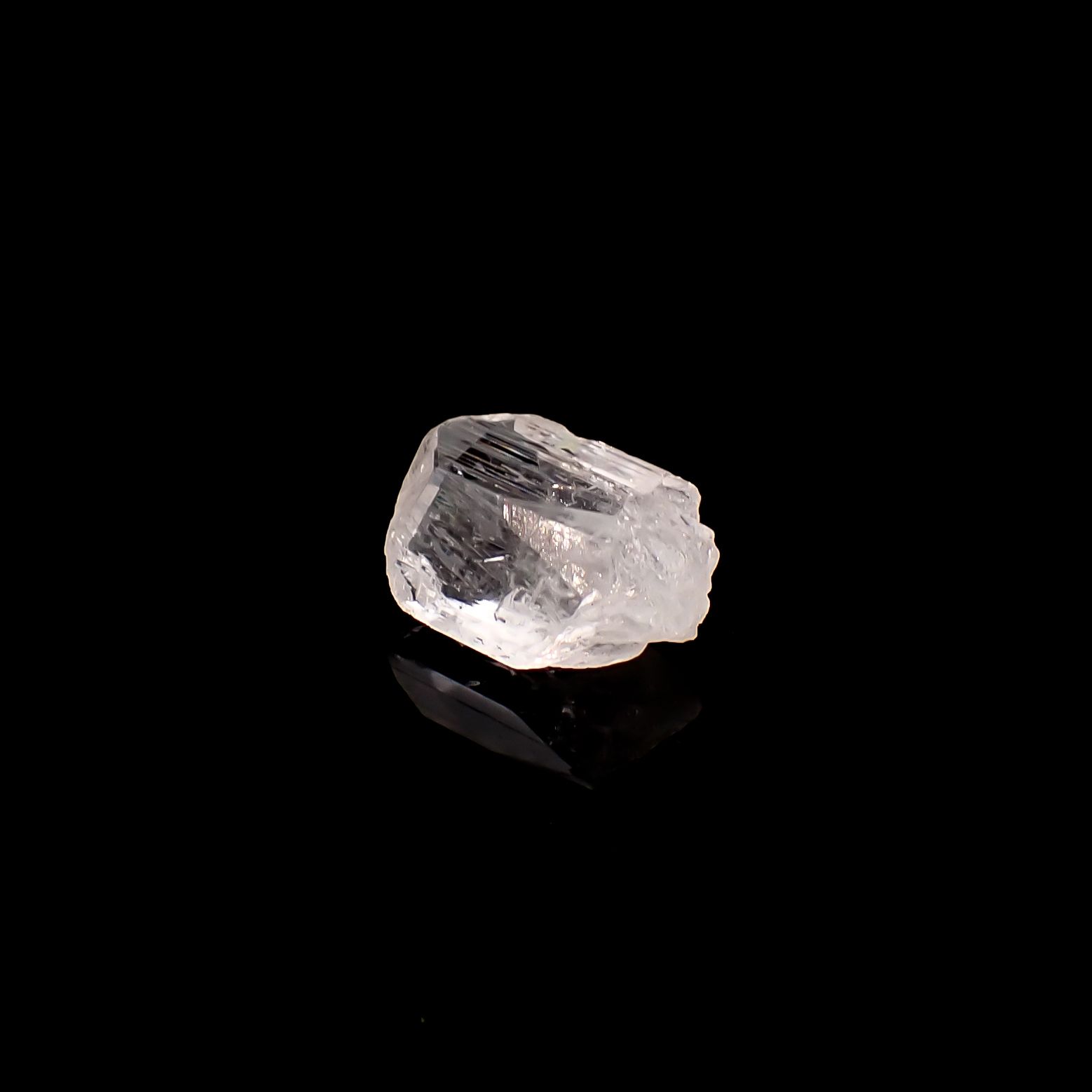 ダンビュライト原石 メキシコ産 12.69ct / 17.4x13.2mm前後 [260532168]