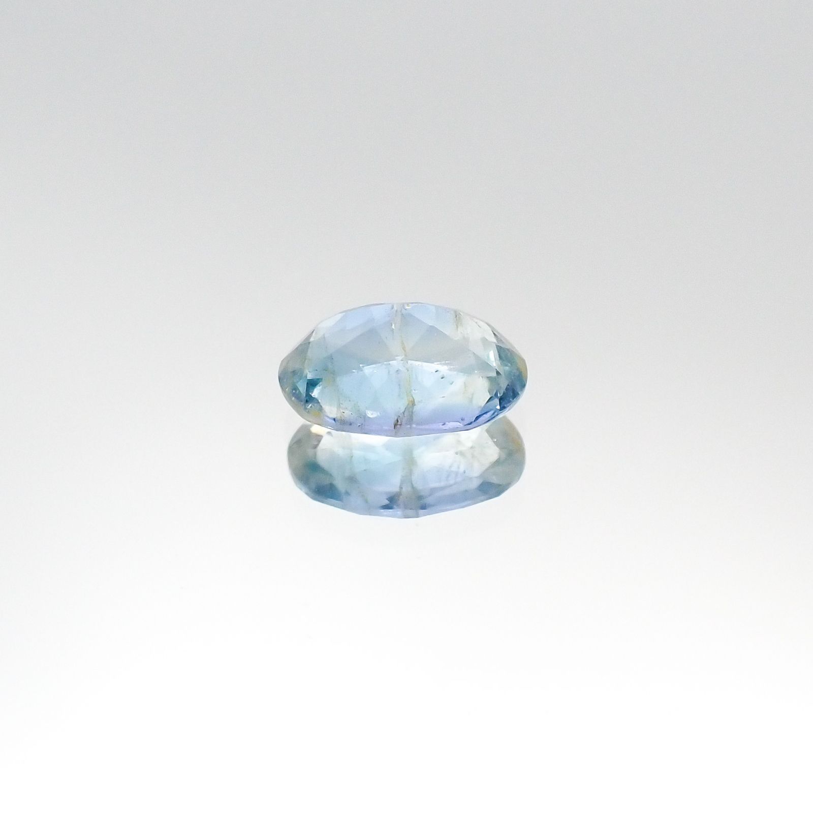 ジェレメジェバイト(宝石名エレメジェバイト)ナミビア産 0.759ct ソ付(彩珠)[220817285]6.9x4.9mm前後