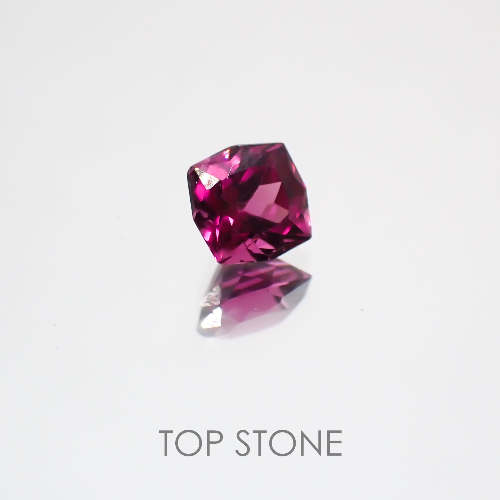 ◇カスタムカット◇グレープガーネット(宝石名ガーネット) ブラジル産 0.52ct 識別済[21059700]4.6×4.4mm前後