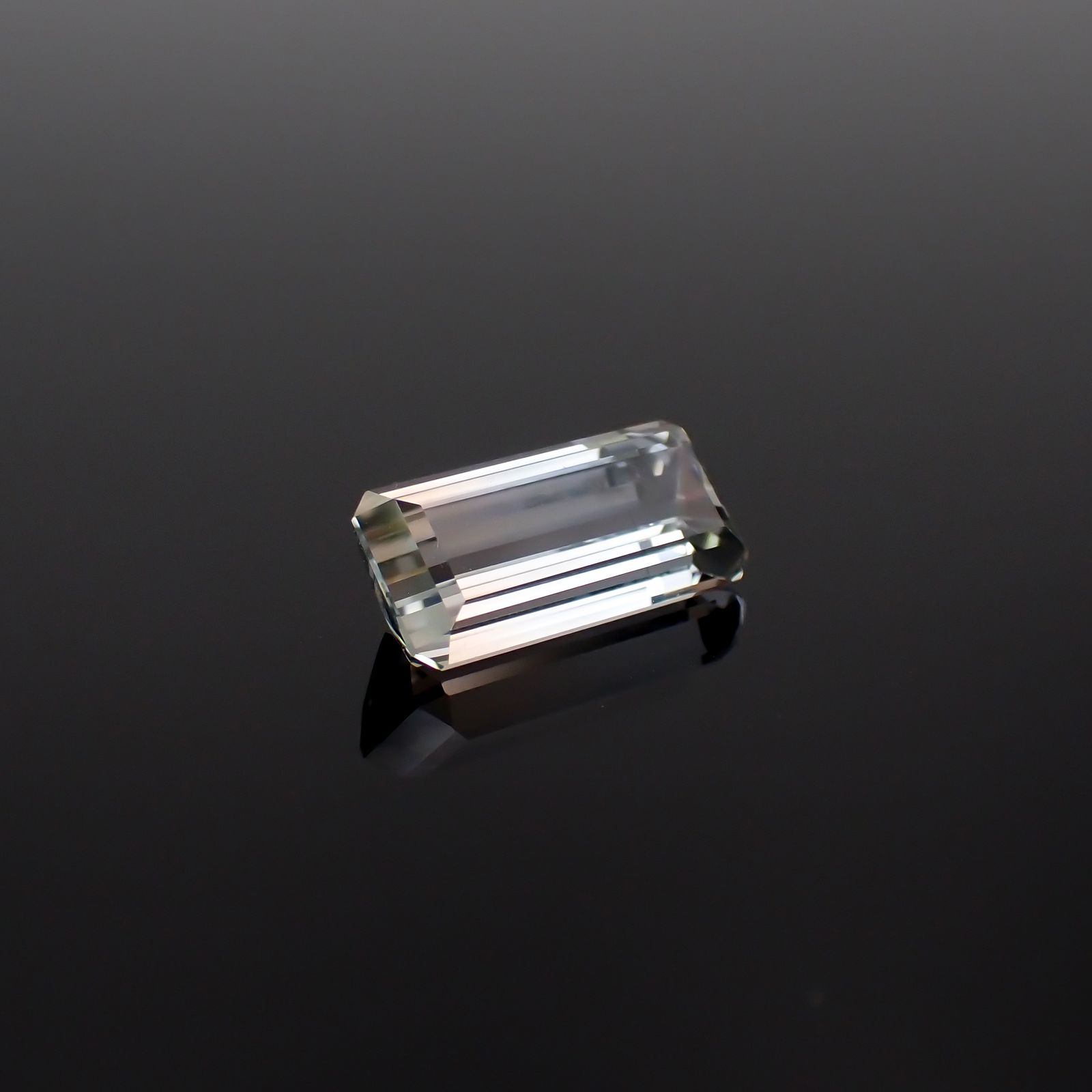 バイカラートパーズ ウクライナ産 2.77ct[231024044]11.4x5.4mm前後