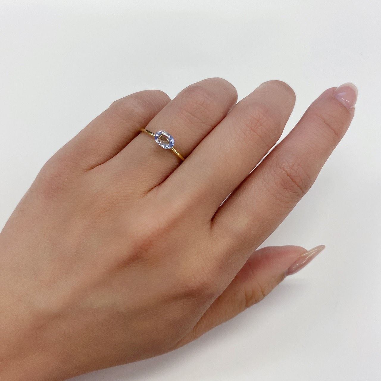 アイスブルーサファイア(宝石名ブルー・サファイア) スリランカ/マダガスカル産 0.68ct 識別済[210611165]6.1×4.1mm前後