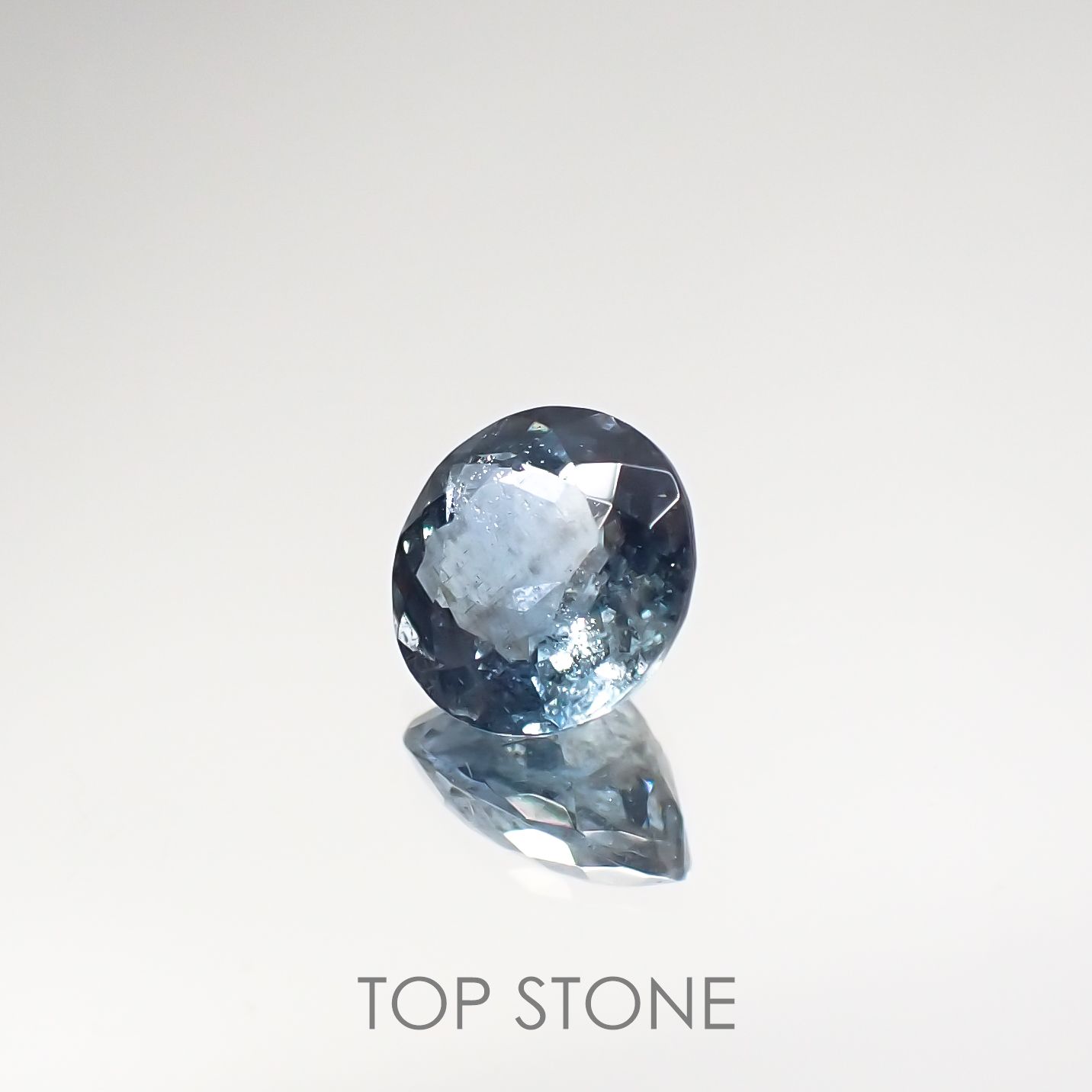 サンタマリアアクアマリン(宝石名アクアマリン)ブラジル産 0.626ct ソ付(彩珠)[210711892]5.5×5.5mm前後
