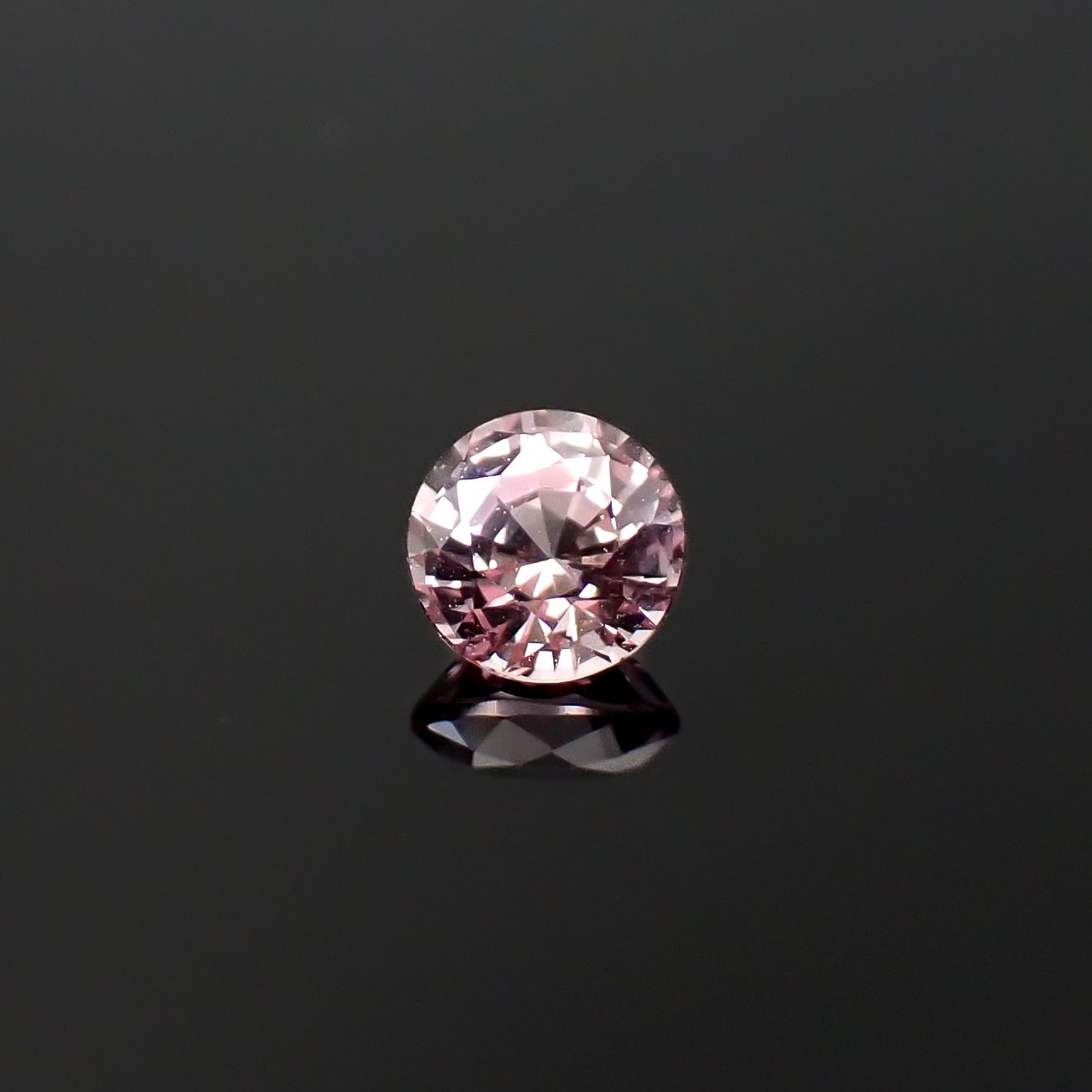 ドラゴンガーネット タンザニア産 0.60ct / 5x5mm前後 [260532242]