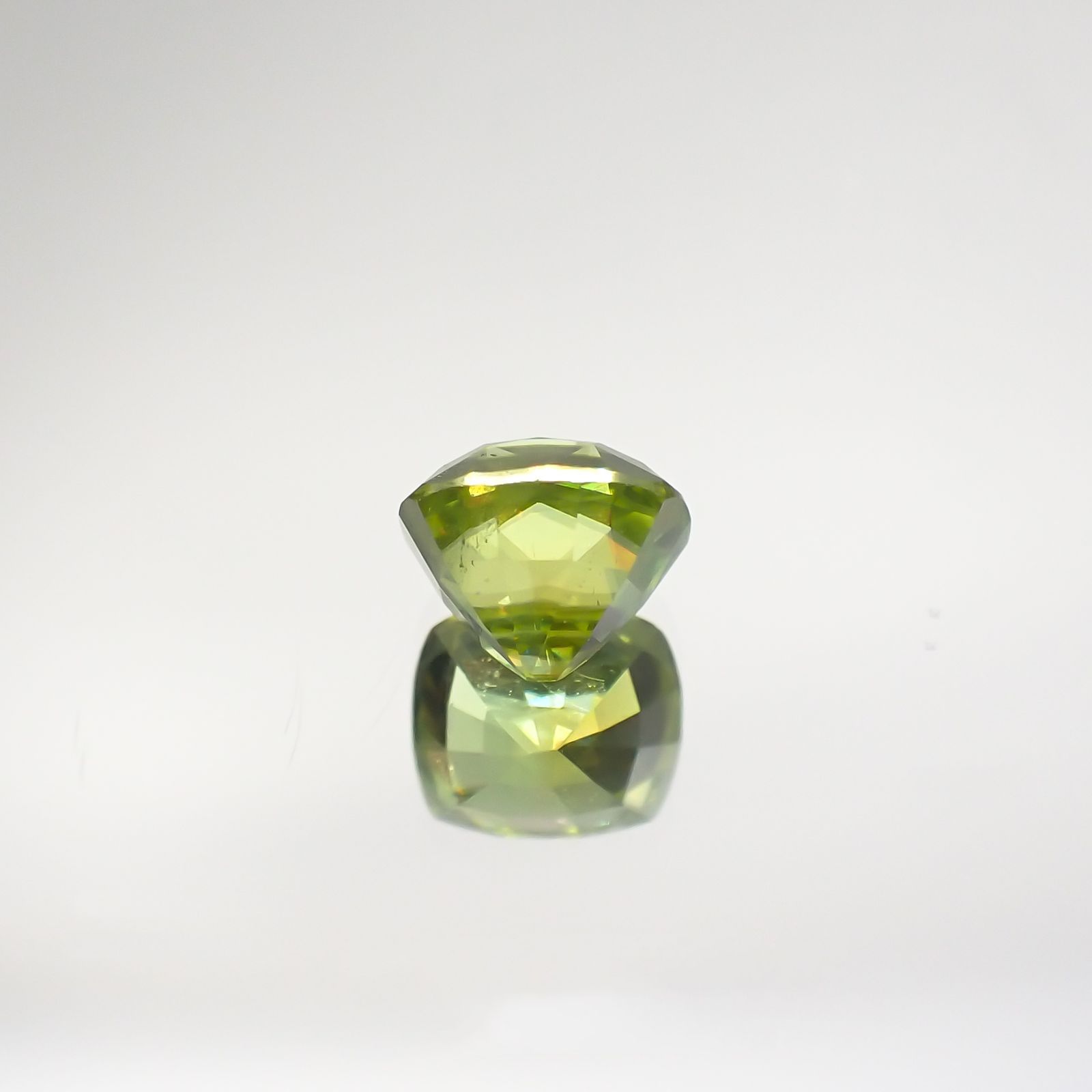 スフェーン(宝石名スフェーン) マダガスカル産 0.863ct ソ付(彩珠)[210712013]5.4×4.8mm前後