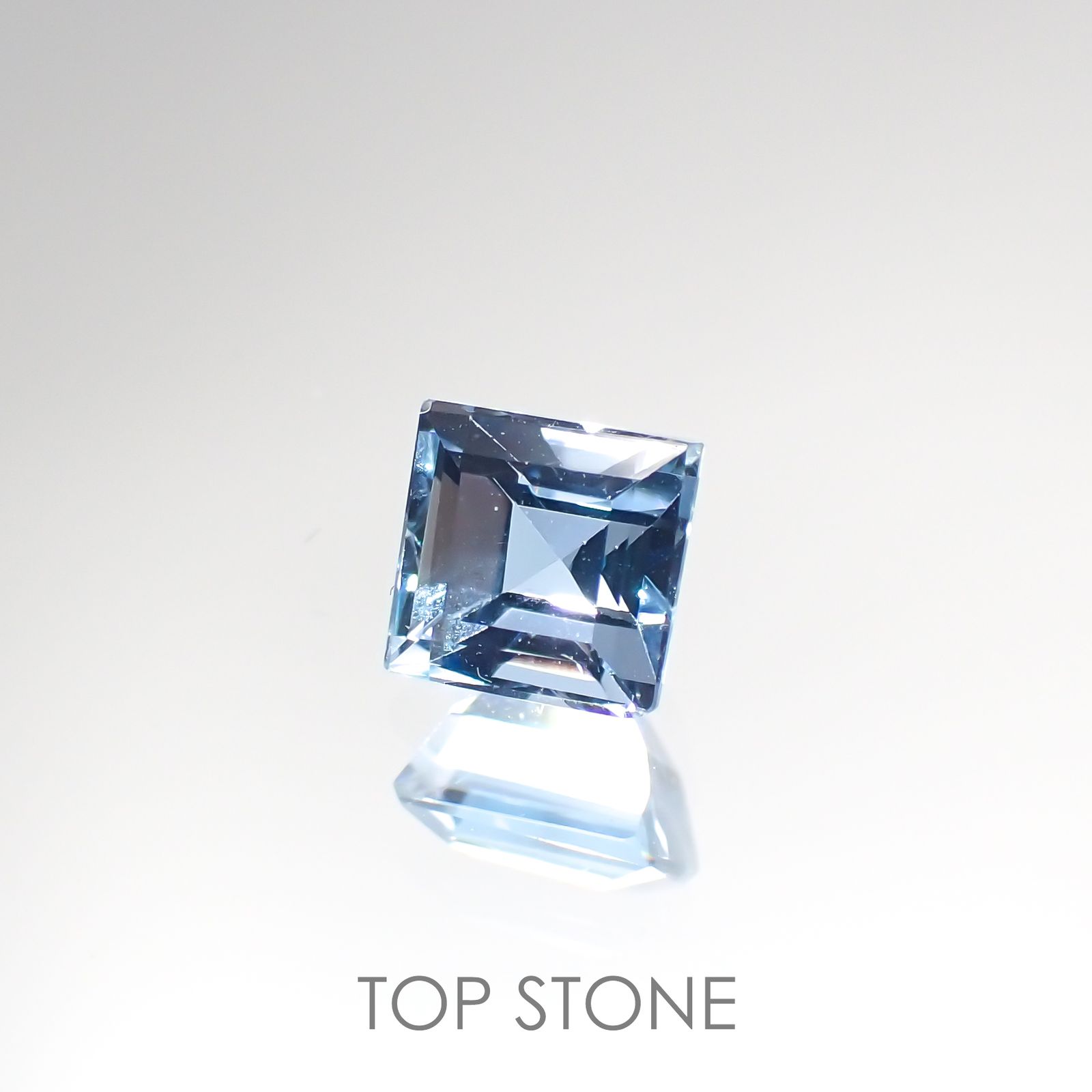 アクアマリン サンタマリアカラー(宝石名アクアマリン) モザンビーク産 0.73ct 識別済[210812594]4.9×4.8mm前後