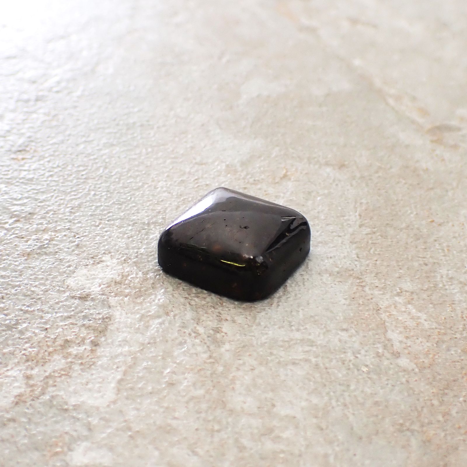コンドライト隕石 発見地：アフリカ・サハラ砂漠 33.46ct [241029337]18.2x18.1mm前後