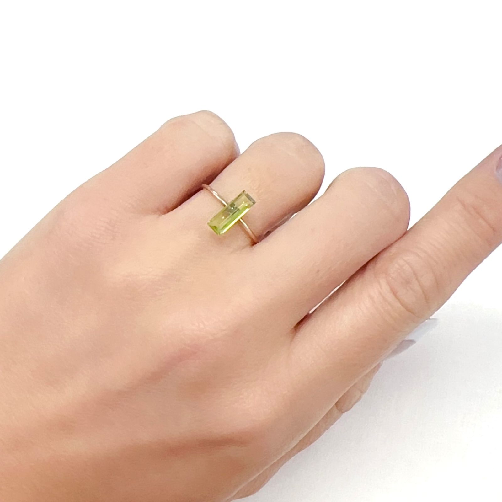 ブラックリリーパッドペリドット アメリカ・アリゾナ州産 0.90ct [231224607]10.1x3.5mm前後