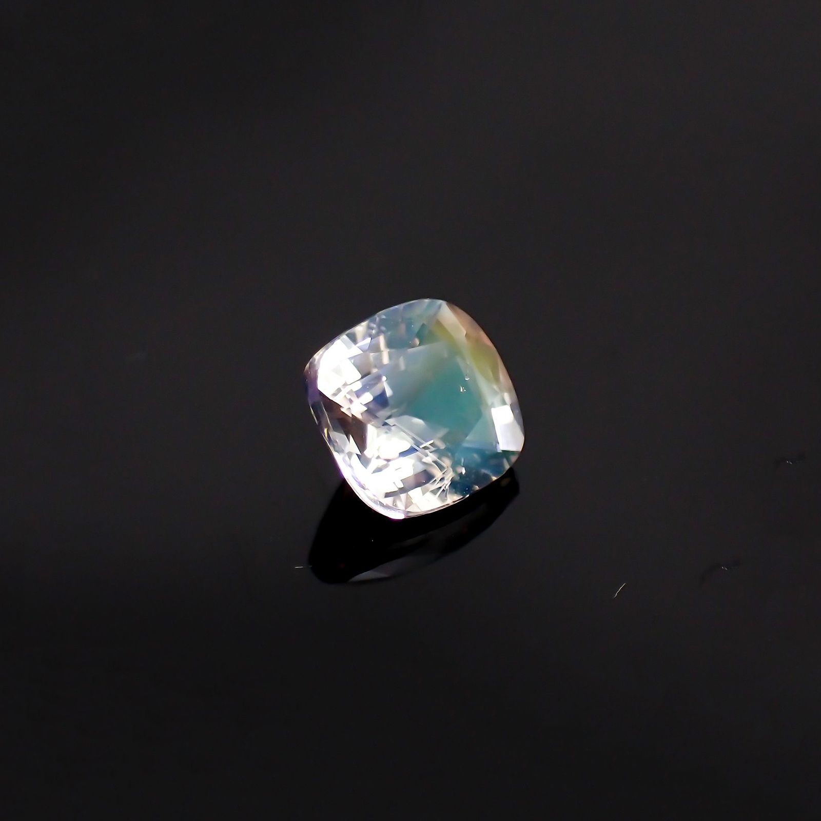 レインボームーンストーン(宝石名ラブラドライト) マダガスカル産 1.285ct ソ付(彩珠)[210611246]6.9×6.6mm前後