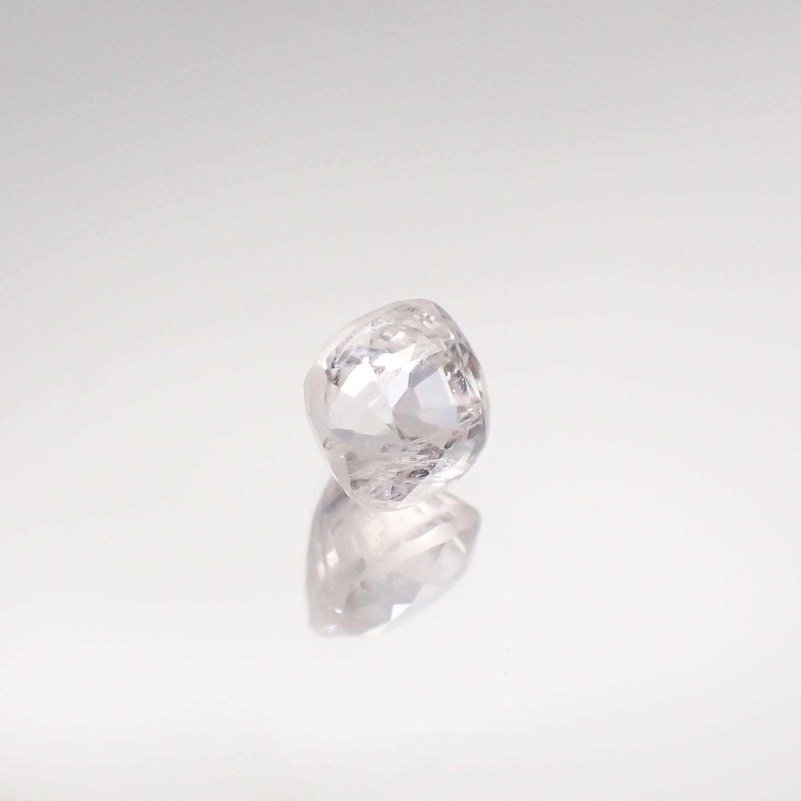 ホワイトターフェアイト(宝石名ホワイト・ターフェアイト) スリランカ産 0.684ct ソ付(彩珠)[210711694]4.7×4.6mm前後