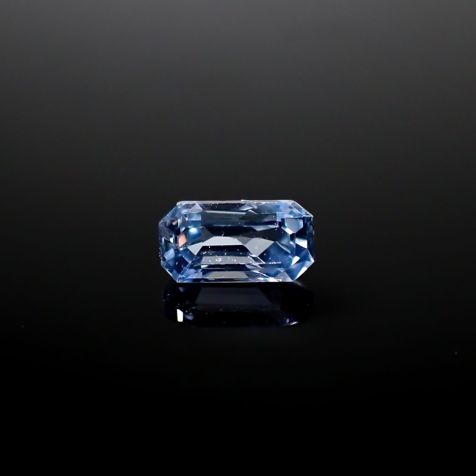 アイスブルーサファイア スリランカ産 0.66ct [241229586]6.2x3.2mm前後