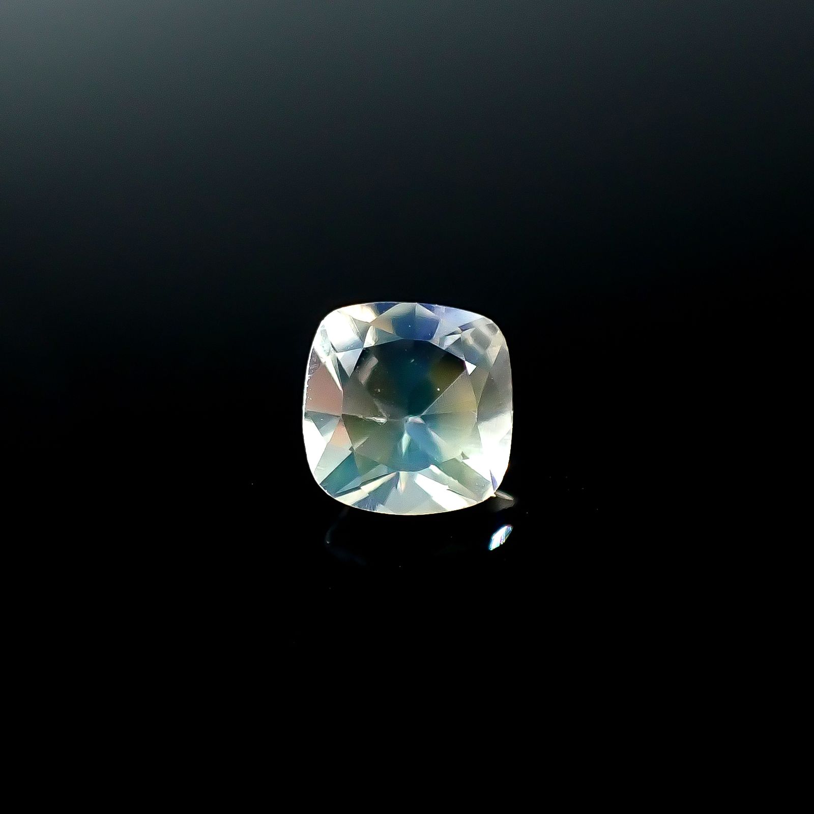 レインボームーンストーン タンザニア産 0.53ct [250730920]5.3x5.2mm前後