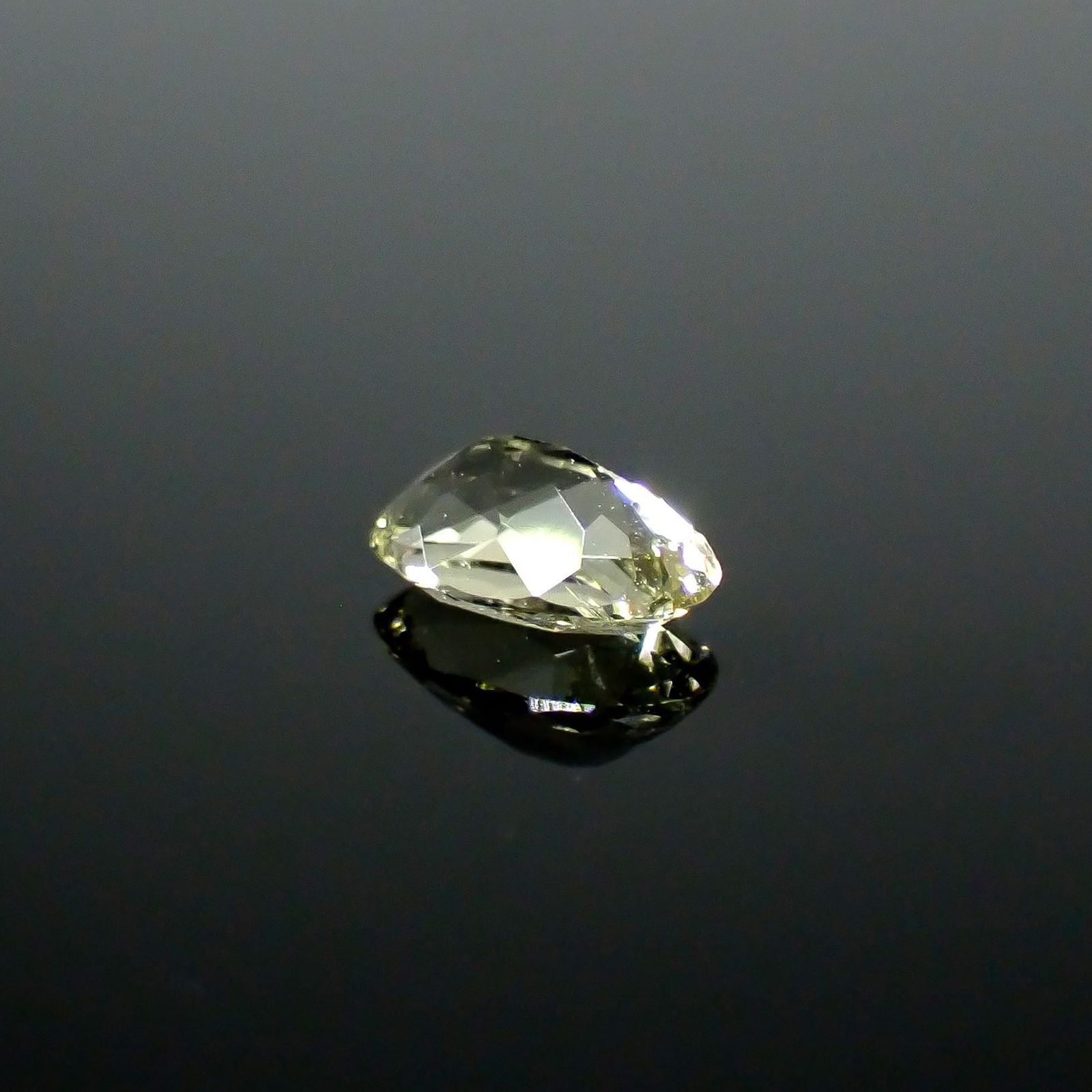 コーネルピン スリランカ産 0.51ct / 6.4x4mm前後 [251031236]