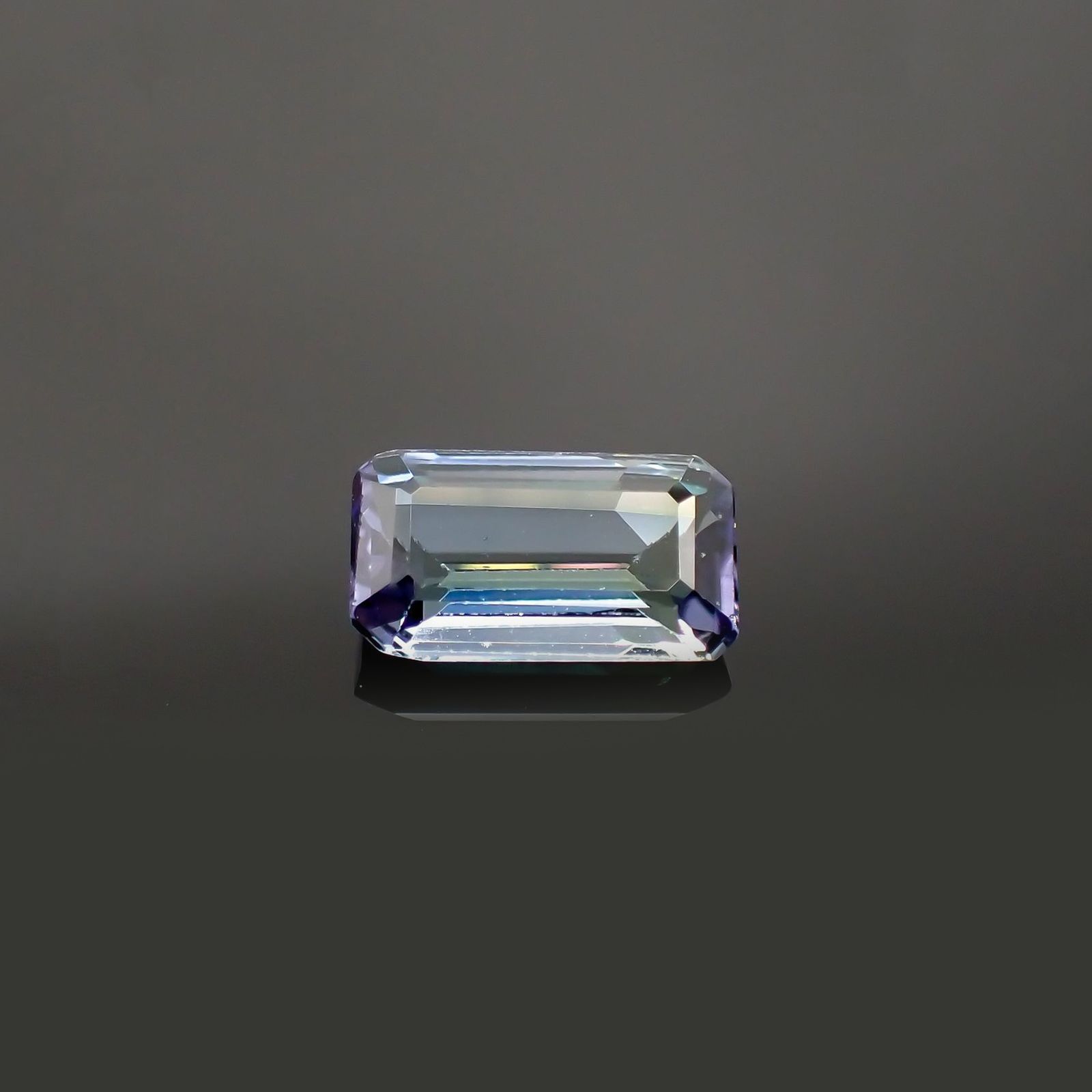 パーティカラータンザナイト(宝石名パーティカラード・ゾイサイト) タンザニア産 ソ付(彩珠) 2.200ct / 10.6x5.9mm前後 [210711825]