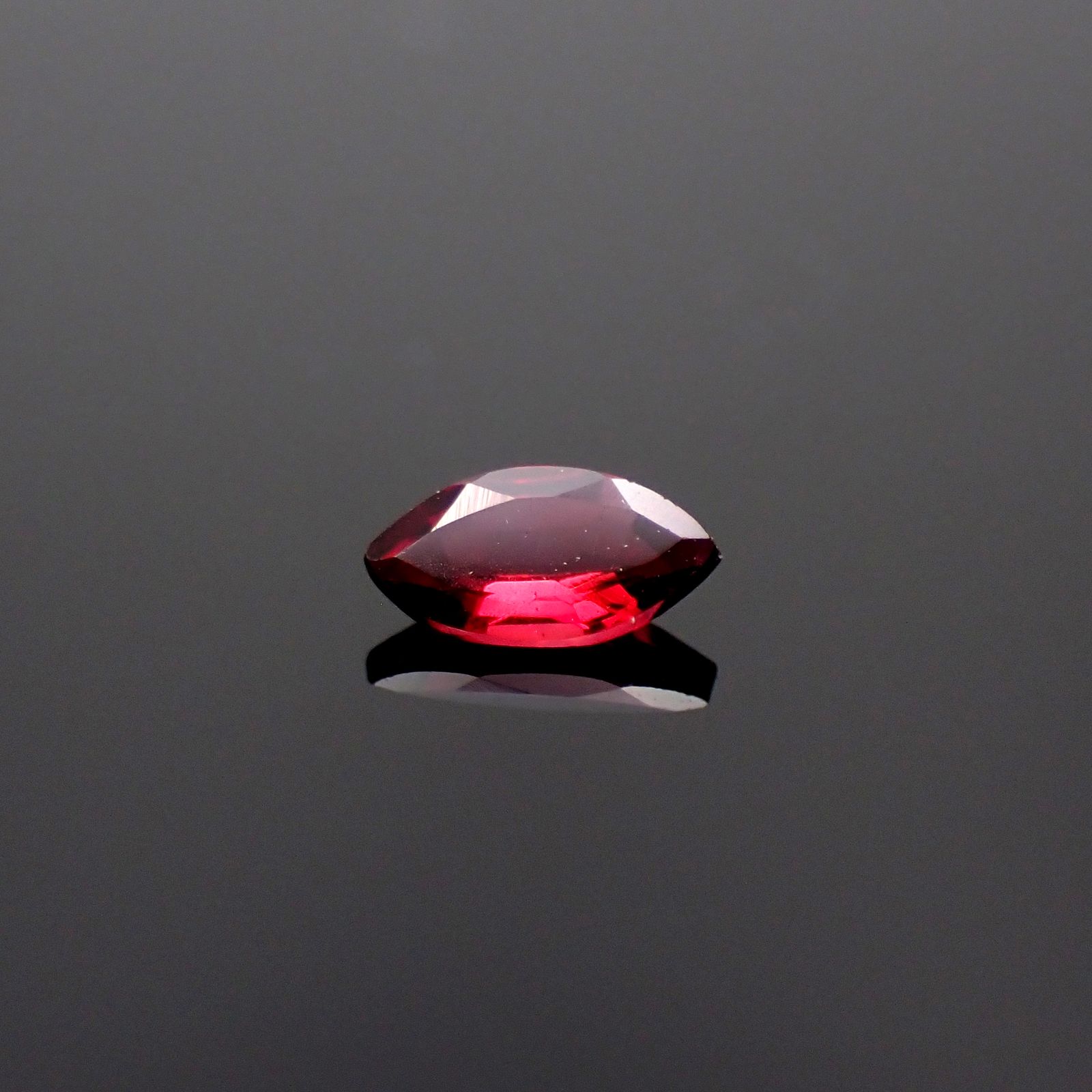 レッドスピネル(宝石名レッド・スピネル)タンザニア産 0.13ct 識別済[231124098]4.7x2.5mm前後