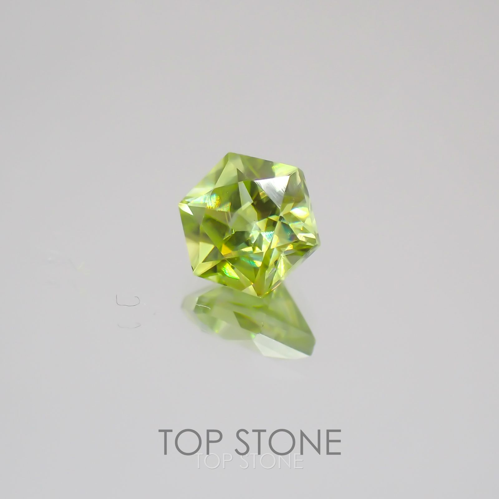 ◇ヘキサゴンカット◇スフェーン(宝石名スフェーン) マダガスカル産 0.71ct 識別済[21029415]5.1×5mm前後