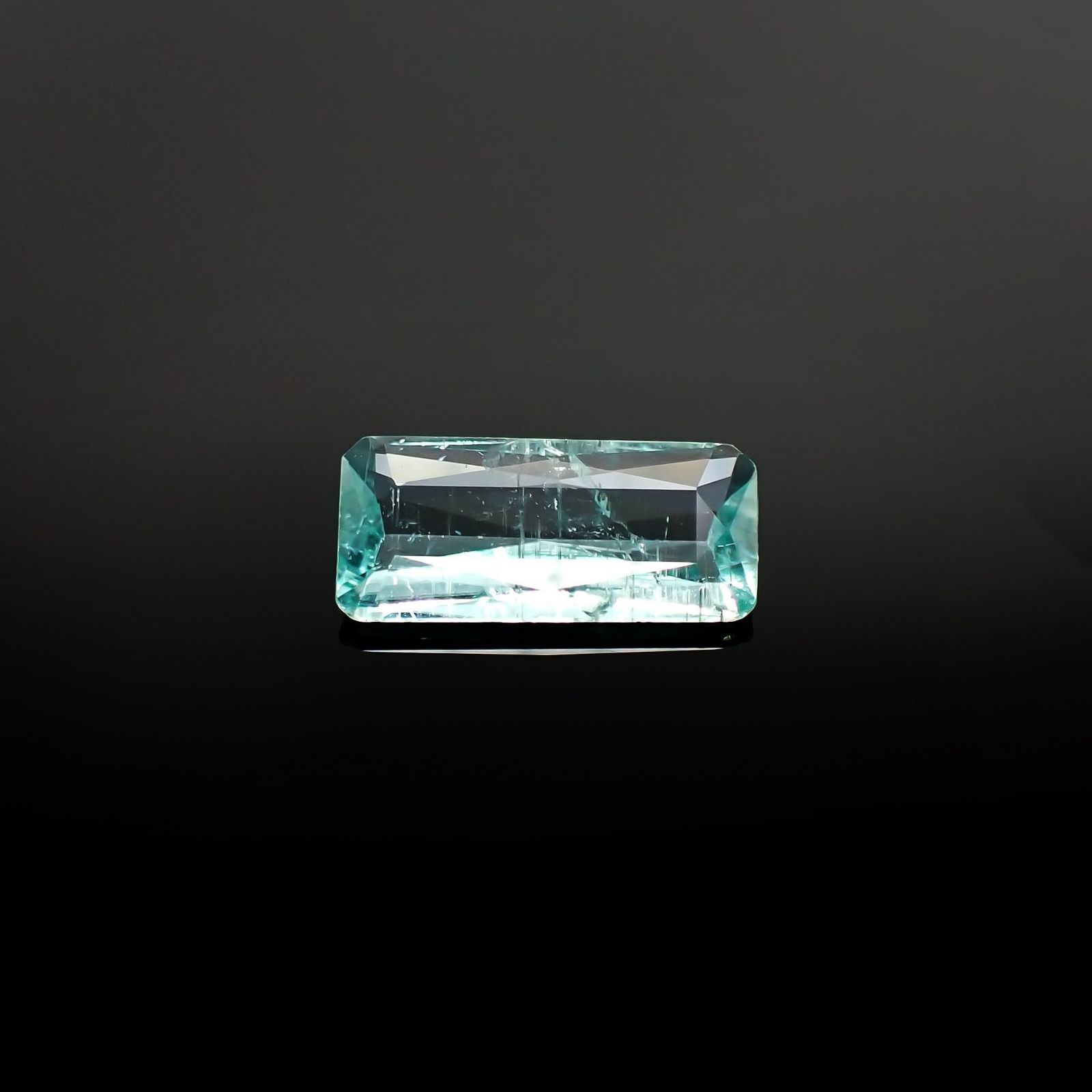 パライバトルマリン(宝石名トルマリン/別名パライバ・トルマリン) モザンビーク産 ソ付(宝貴協) 1.787ct / 12.7×6.1mm前後 [210711658]