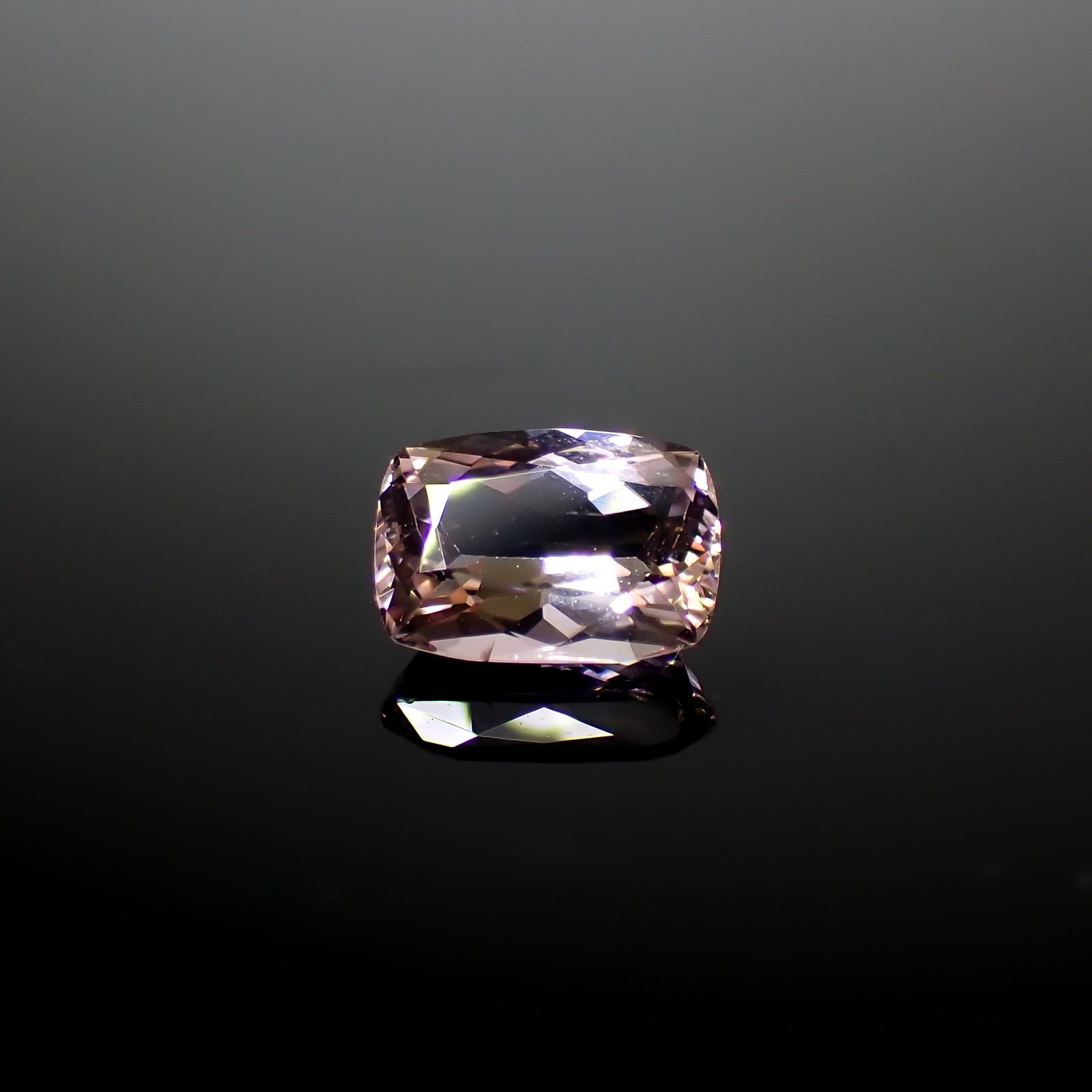 ピンクゾイサイト(宝石名ピンク・ゾイサイト)タンザニア産 1.406ct ソ付(彩珠)[241129478]7.7x5.8mm前後