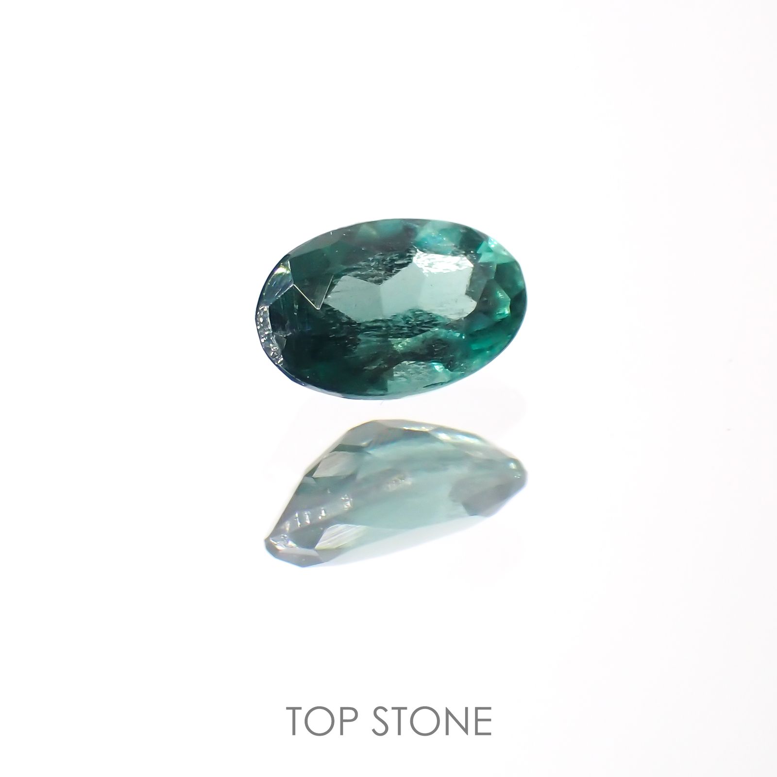 グリーンアパタイト(ノーブルモロキサイト)(宝石名アパタイト) マダガスカル産 0.22ct 識別済[211013528]4.8×3.1mm前後
