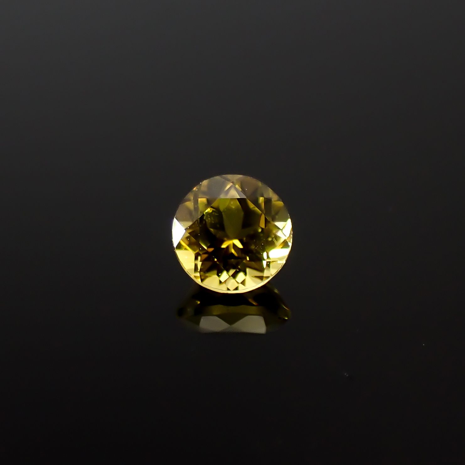 カナリートルマリン ザンビア・カナリー鉱山産 0.28ct[240527818]3.9x3.9mm前後