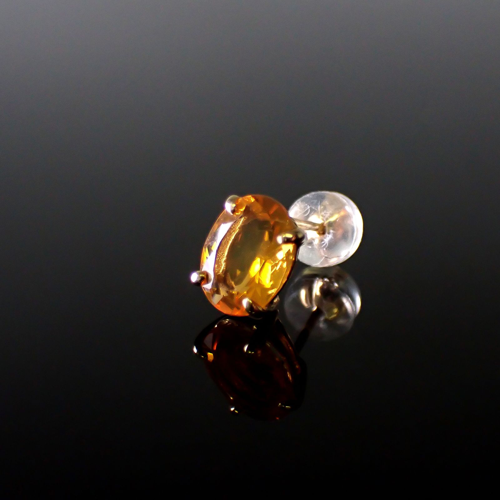 ◇K18ピアス◇ ファイヤーオパール 約0.80ct | オーバル/つやあり仕上げ (片耳用・キャッチ付き) 6×8mm [241229428]