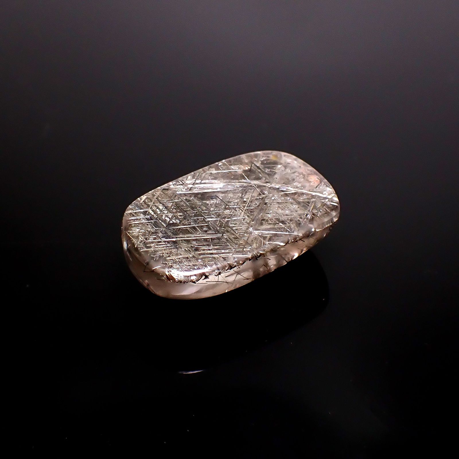 シルバールチルクォーツ ブラジル産 61.79ct / 32.5x18.1mm前後 [260131588]