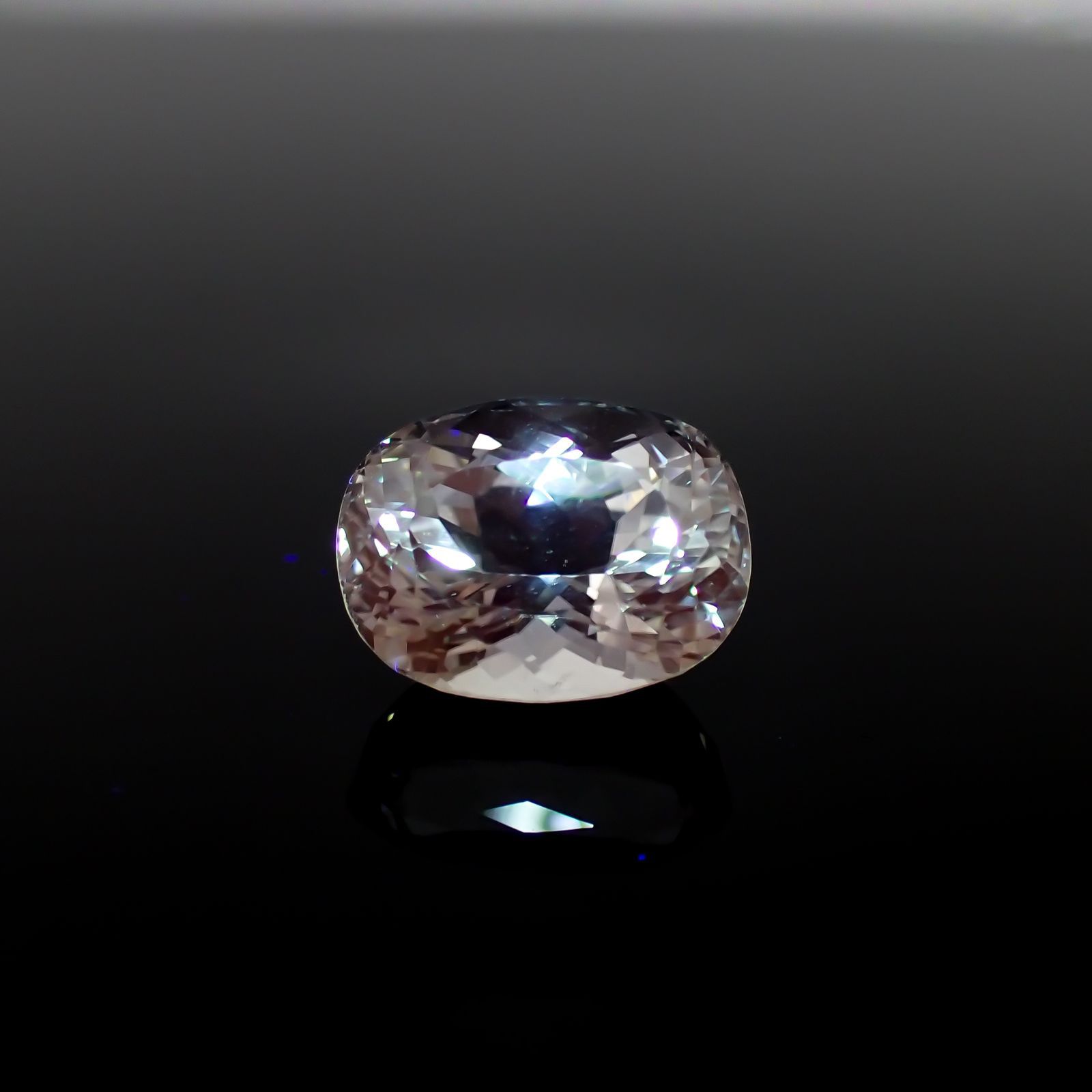ブルースポジュミン フルオレッセンス(宝石名スポジュミン)アフガニスタン産 10.11ct ソ付(彩珠)[221018696]14.1x10.7mm前後