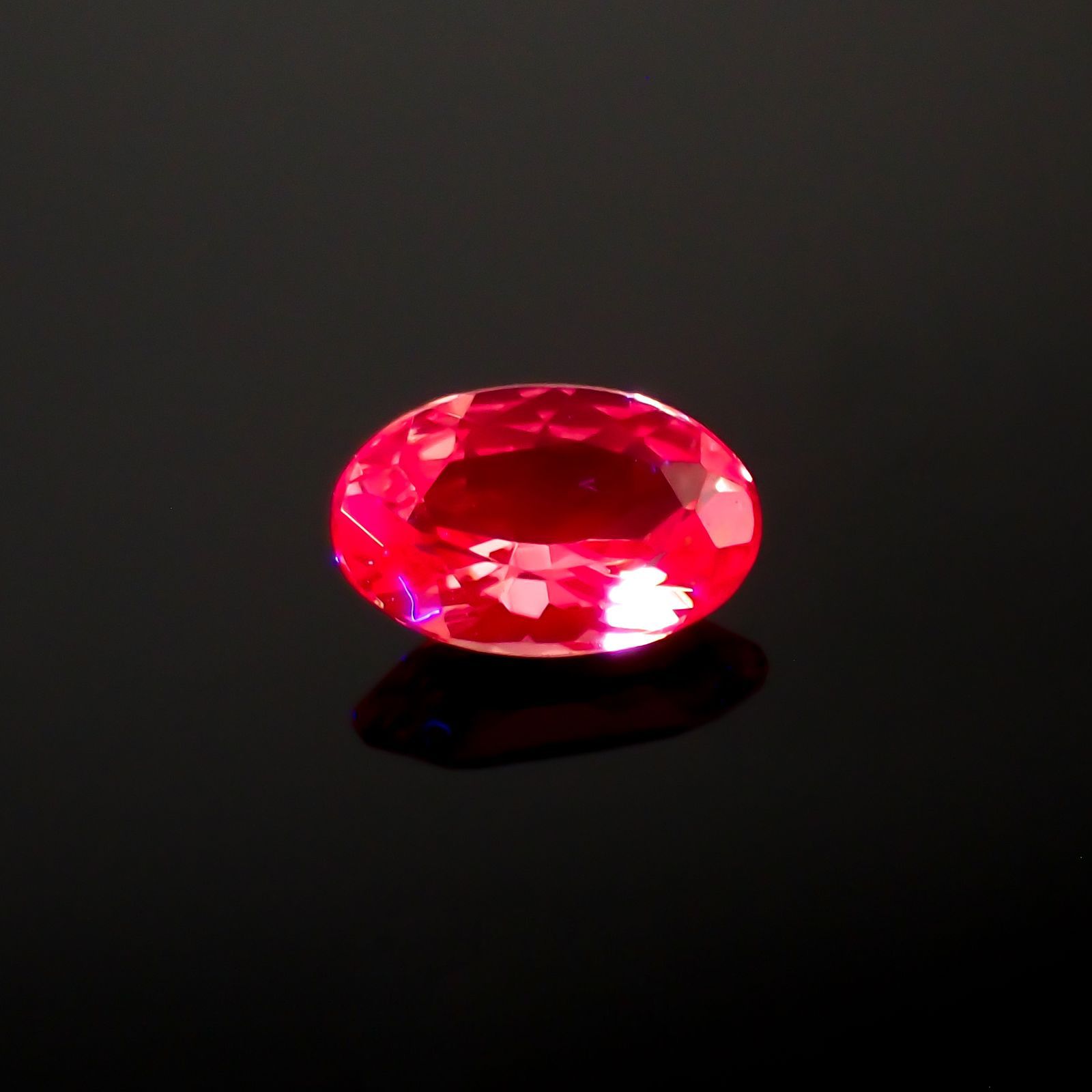 ホットピンクスピネル(宝石名ピンク・スピネル)タンザニア産 0.27ct 識別済[220113914]5.1x3.3mm前後